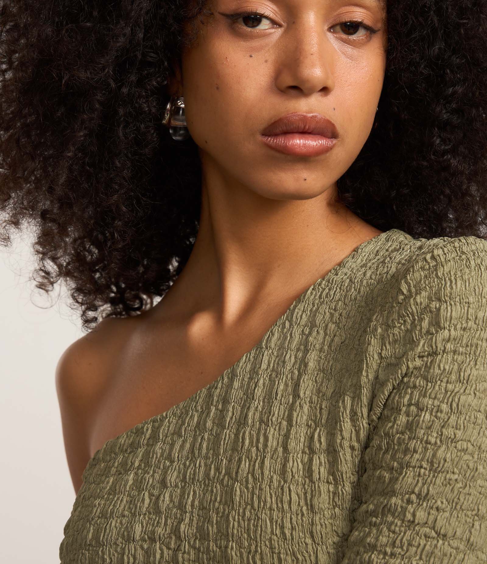 Vestido New Midi Texturizado com Um Ombro Só e Recorte Lateral Verde 2