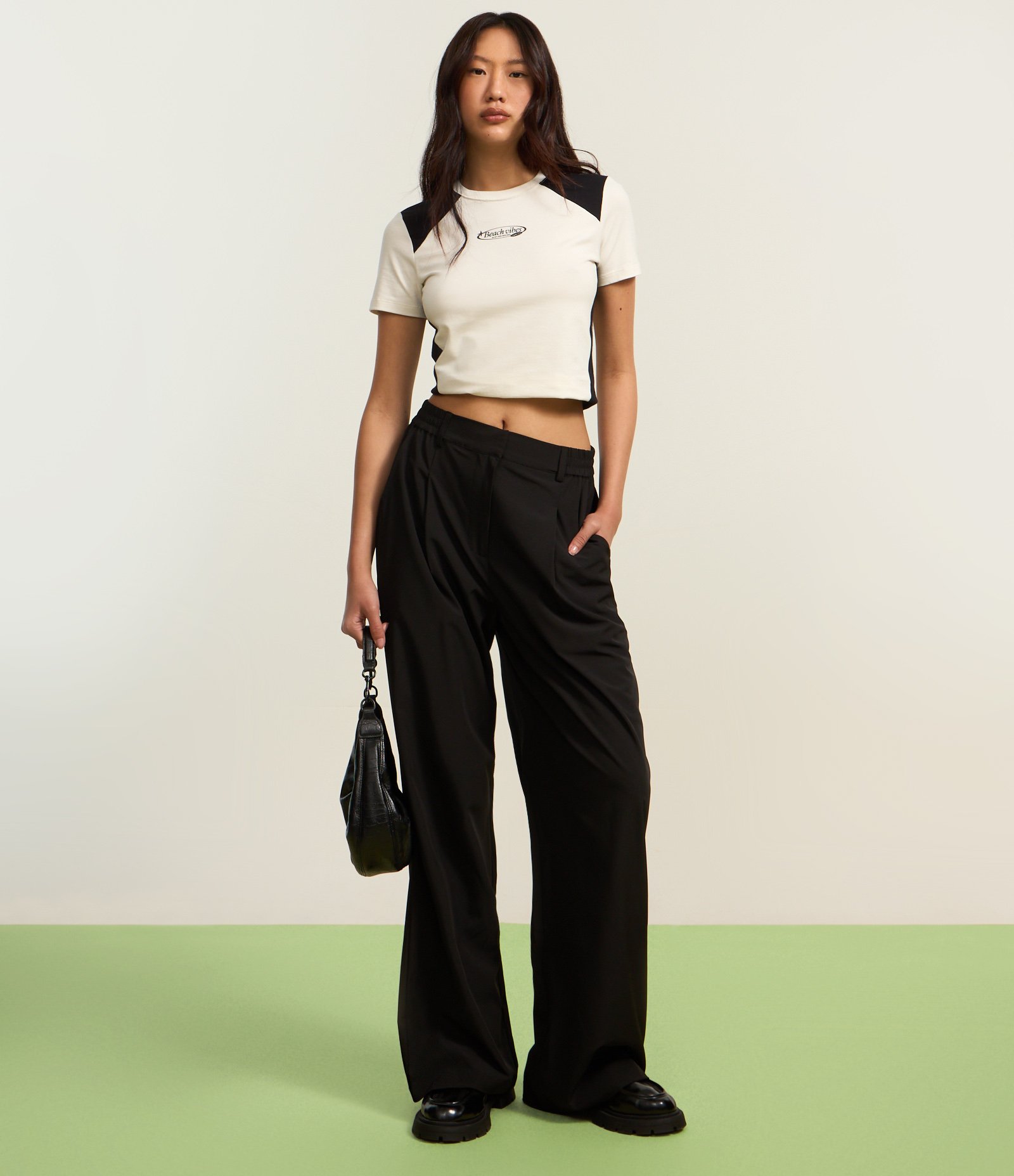 Calça Reta Alfaiatada com Passantes e Elástico no Cós Preto 6