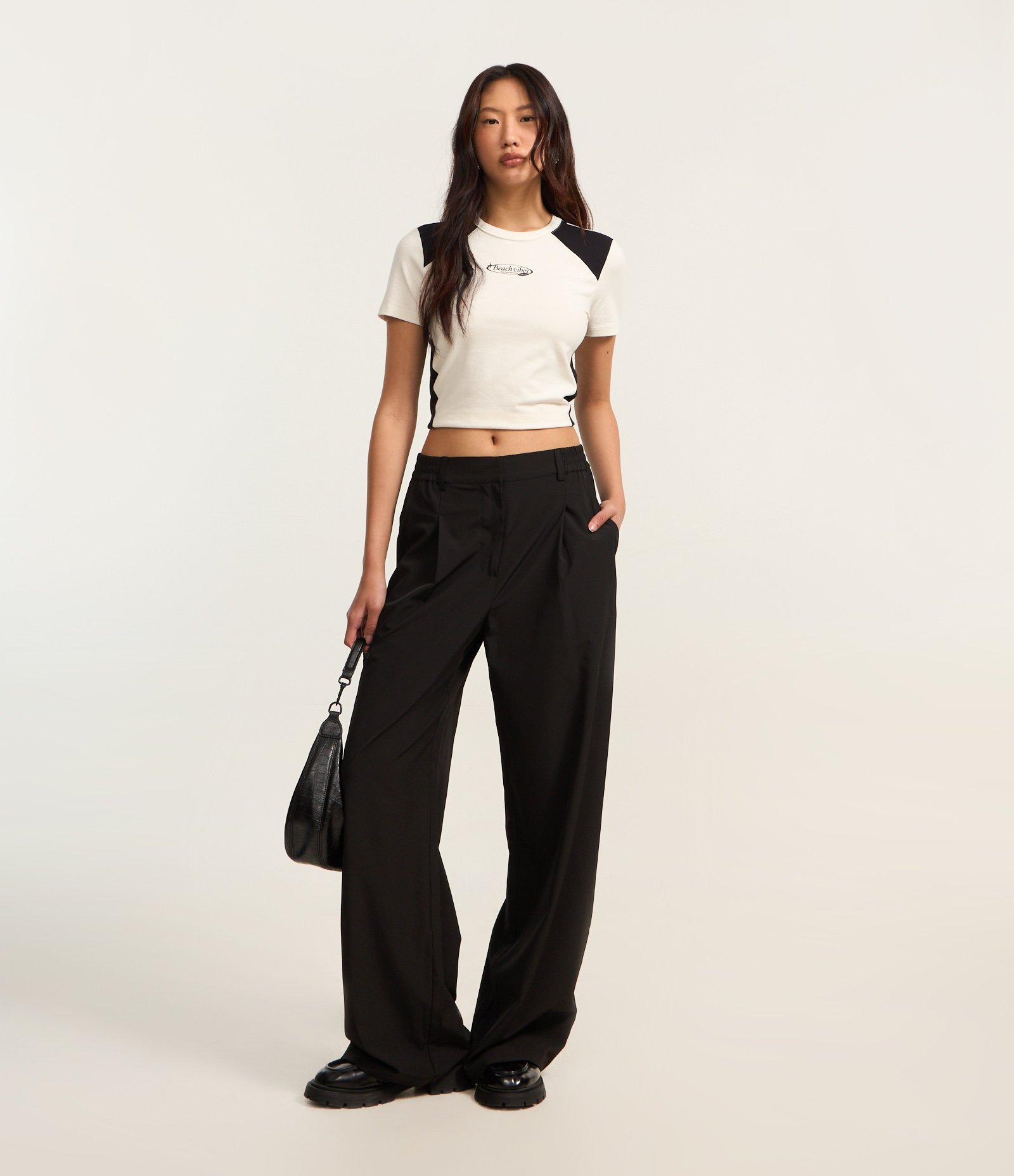 Calça Reta Alfaiatada com Passantes e Elástico no Cós Preto 1