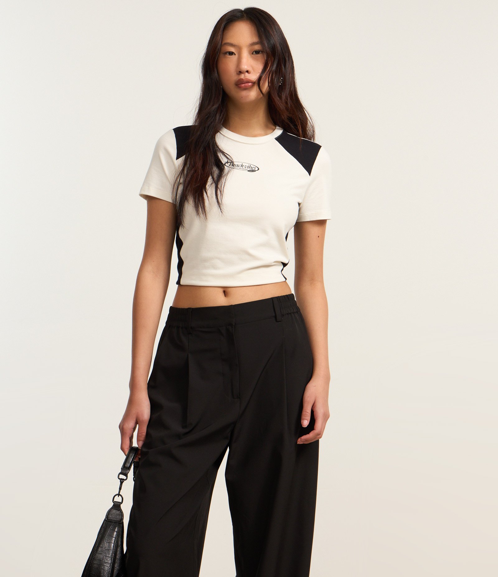 Calça Reta Alfaiatada com Passantes e Elástico no Cós Preto 2