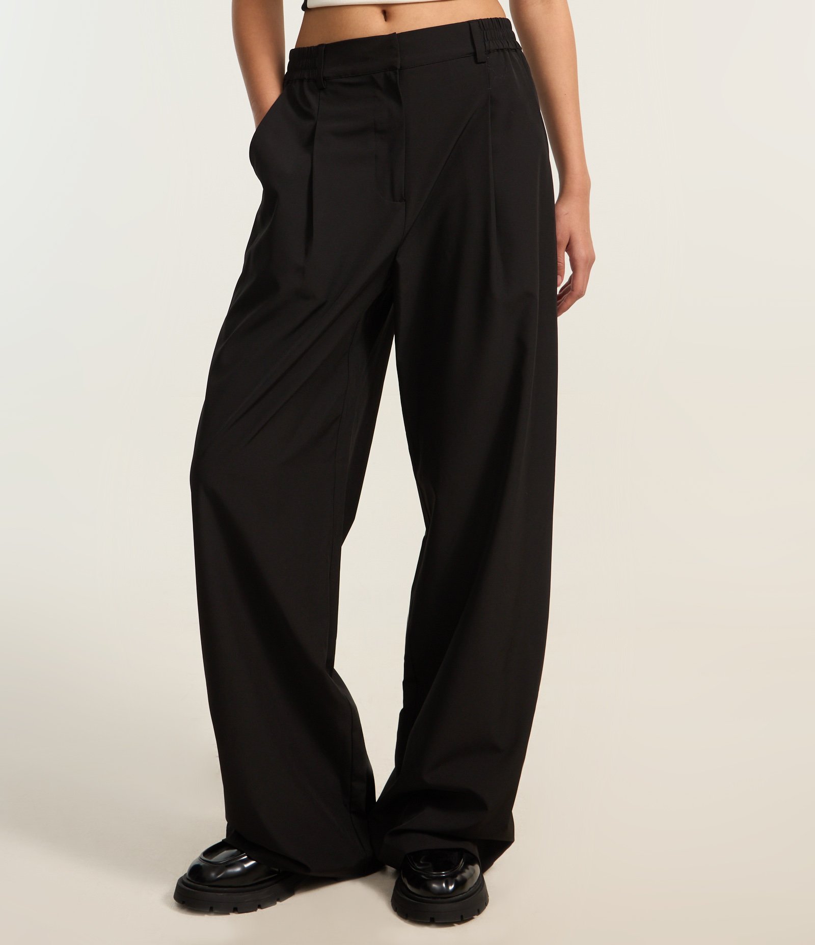 Calça Reta Alfaiatada com Passantes e Elástico no Cós Preto 3