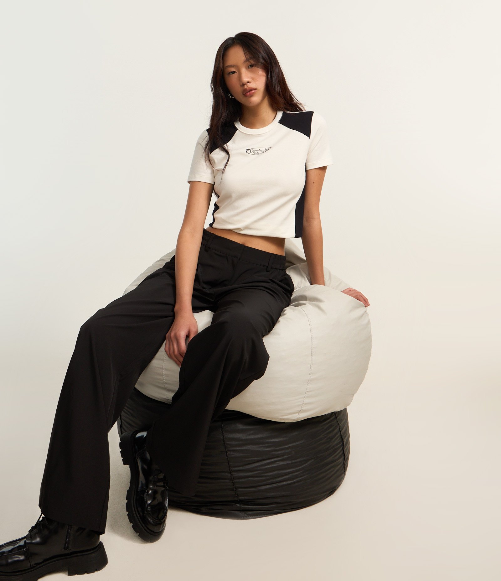 Calça Reta Alfaiatada com Passantes e Elástico no Cós Preto 5