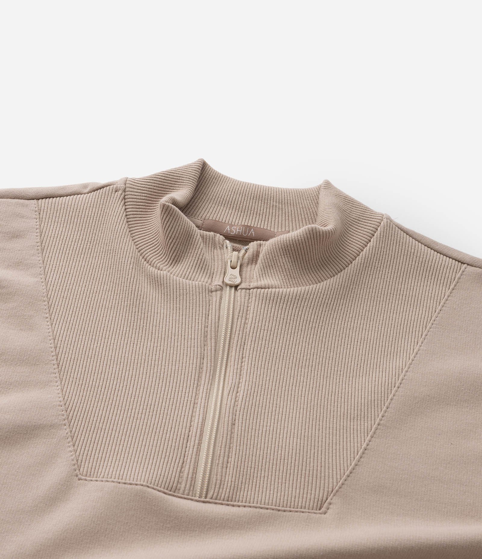 Moletom com Cava Deslocada e Zíper Curve & Plus Size Bege 9