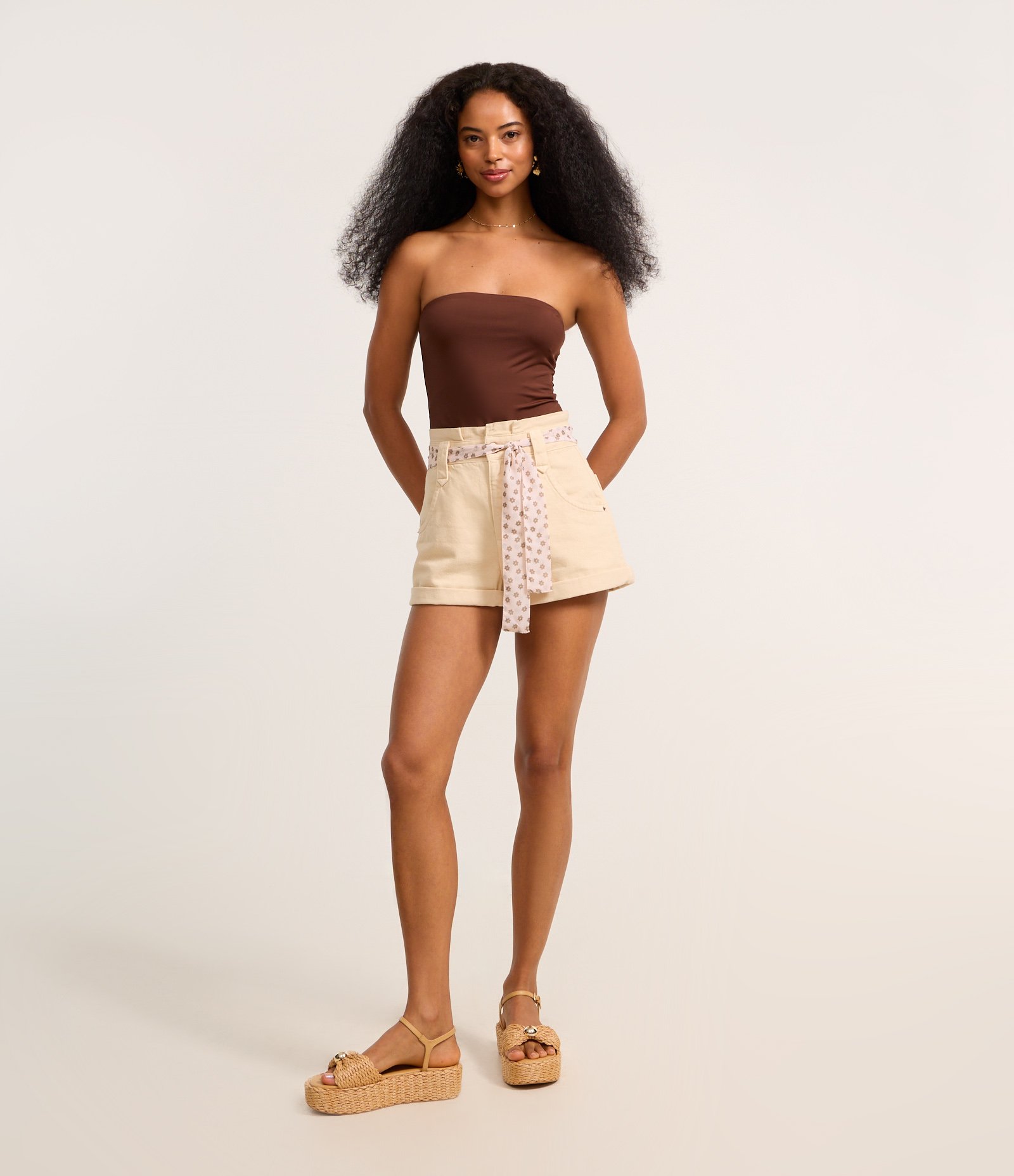 Short Mom em Sarja com Cinto Lenço e Barra Dobrada Bege 1