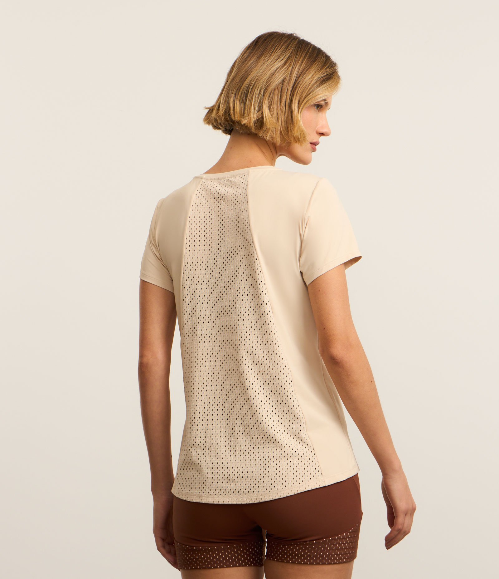 Camiseta Esportiva em Microfibra com Recorte Furadinho Bege 3