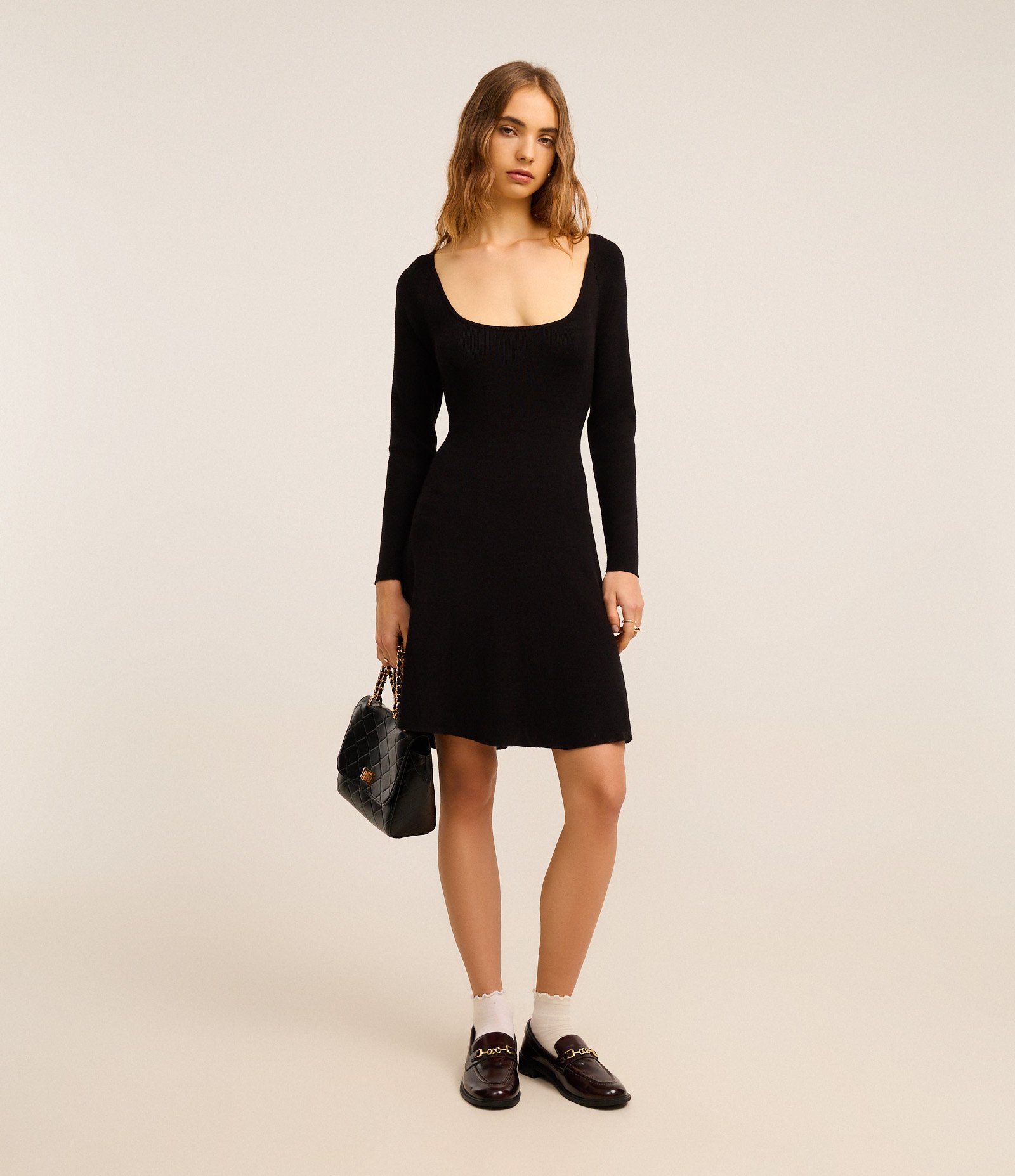 Vestido Evasê Curto Canelado em Tricô com Decote Quadrado Preto 1