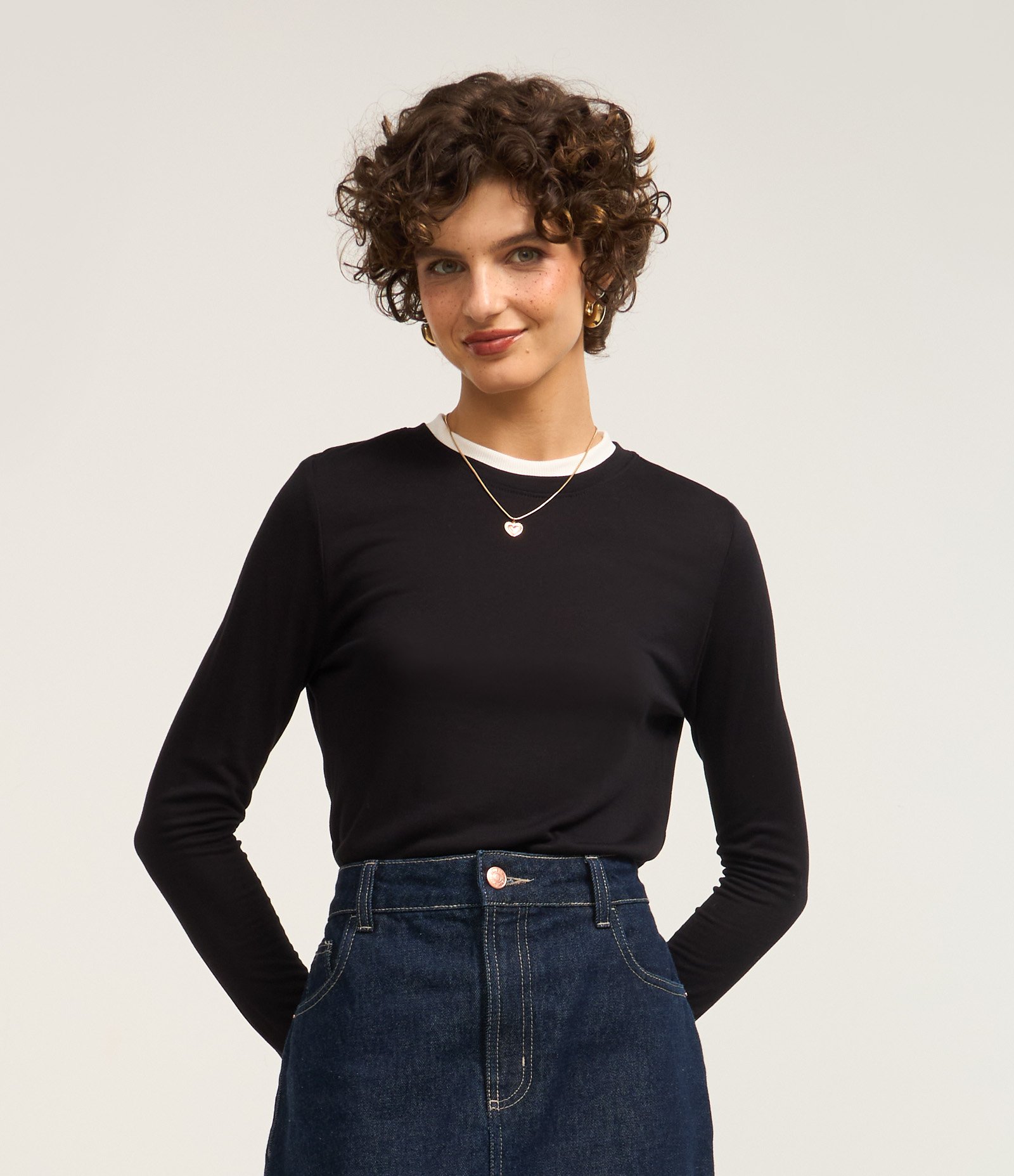 Blusa em Viscose com Sobreposição na Gola Preto 1