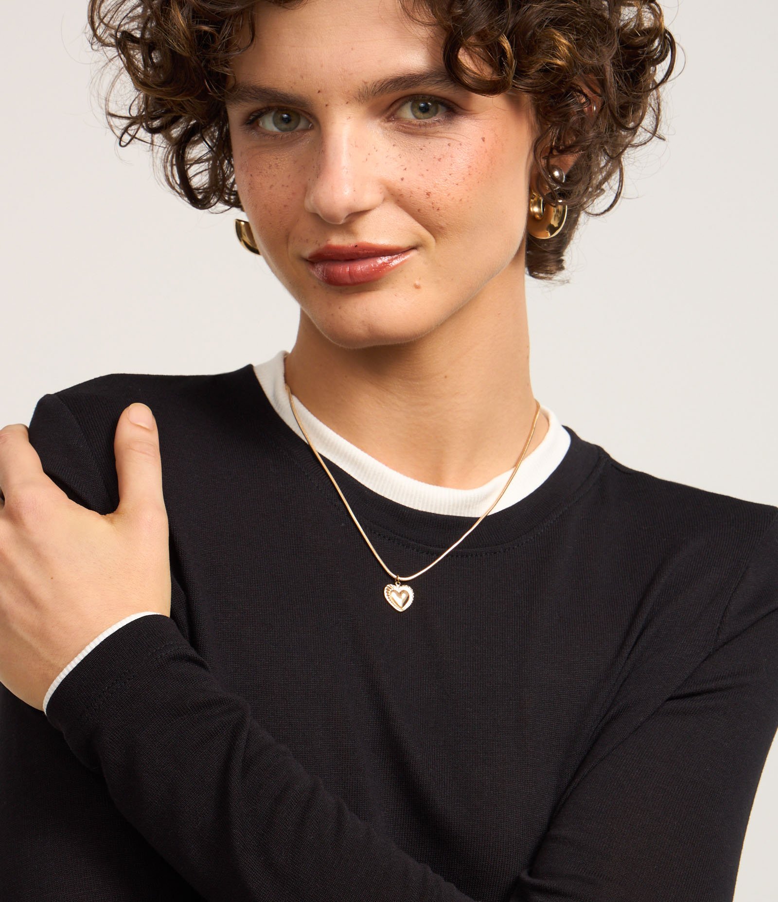 Blusa em Viscose com Sobreposição na Gola Preto 3