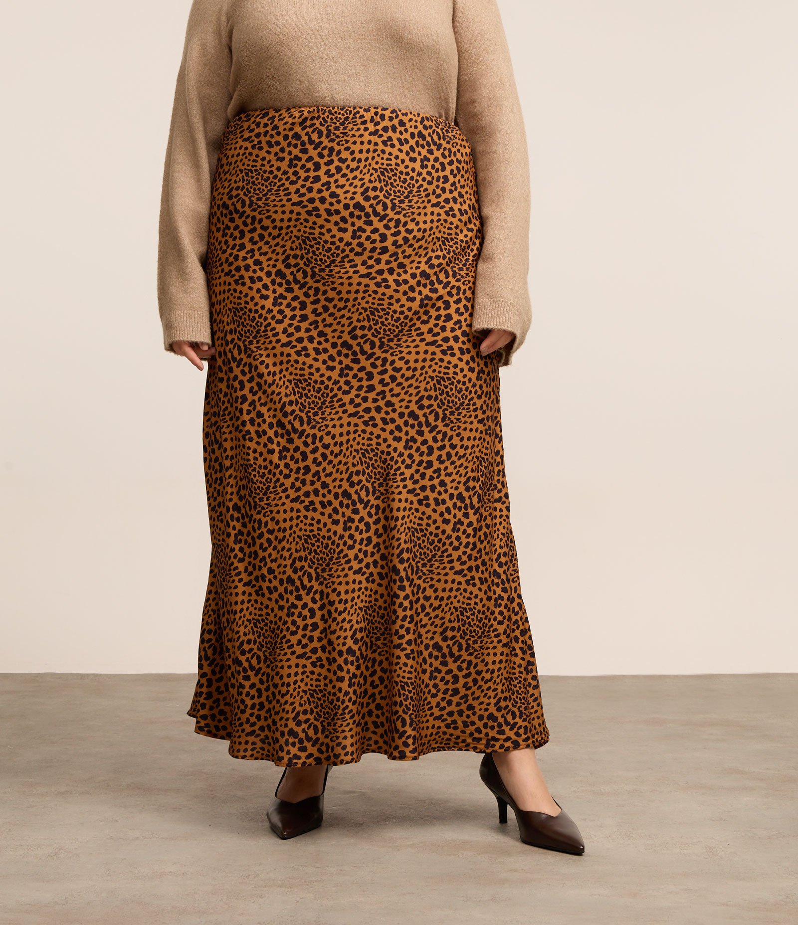 Saia Longa em Viscose Animal Print Oncinha Curve & Plus Size Marrom 2