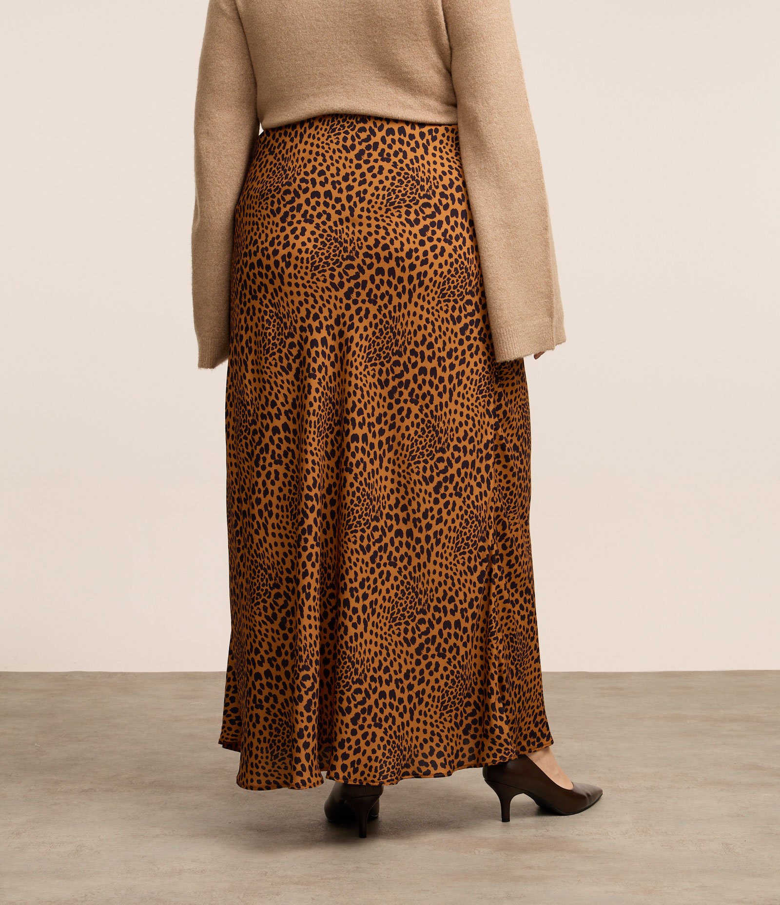 Saia Longa em Viscose Animal Print Oncinha Curve & Plus Size Marrom 3