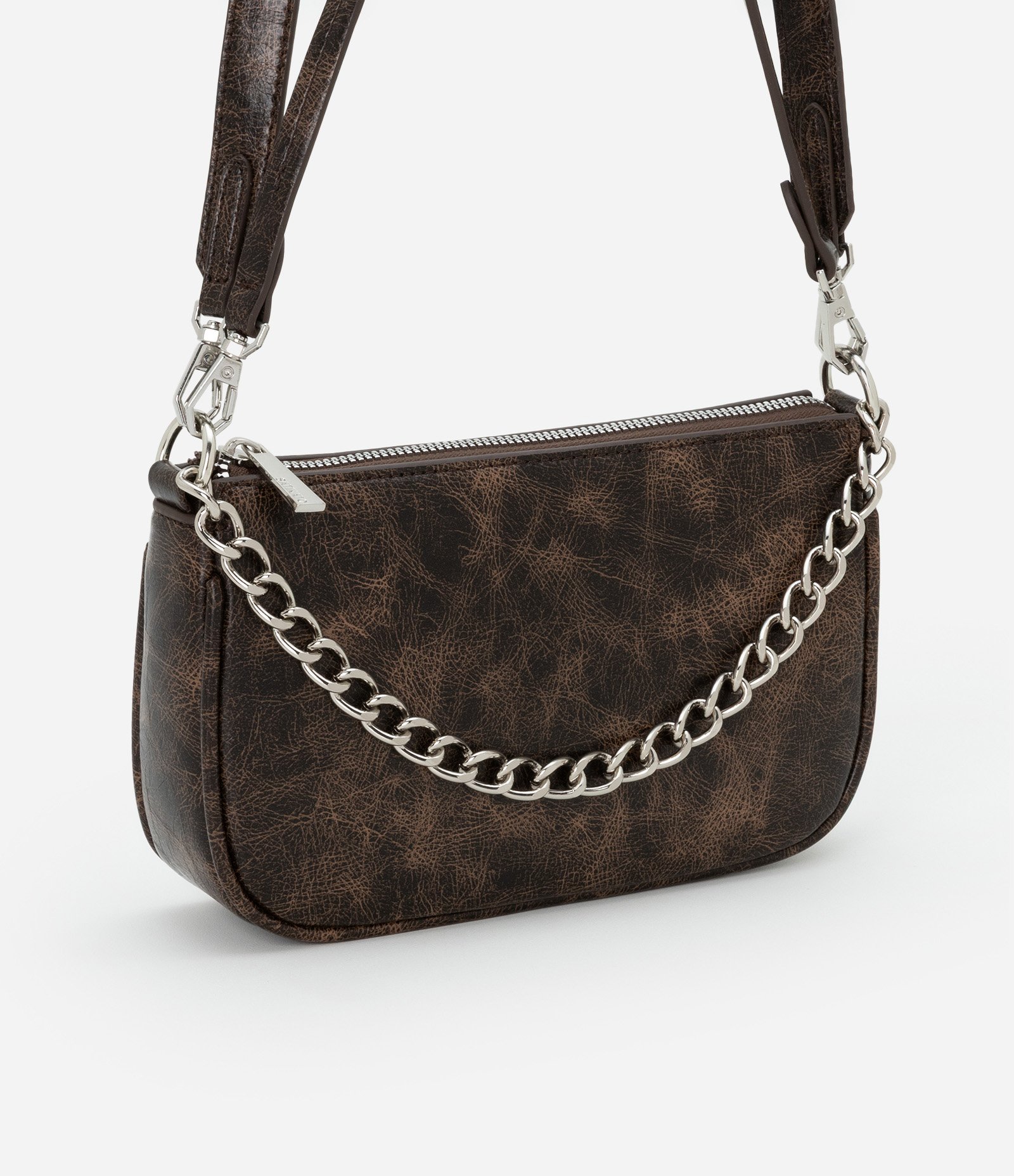 Bolsa Baguete Pequena Efeito Estonada com Detalhe de Corrente Marrom 1