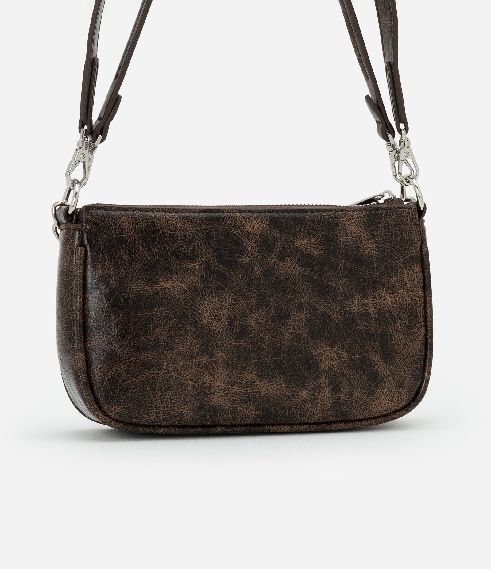 Bolsa Baguete Pequena Efeito Estonada com Detalhe de Corrente Marrom 3