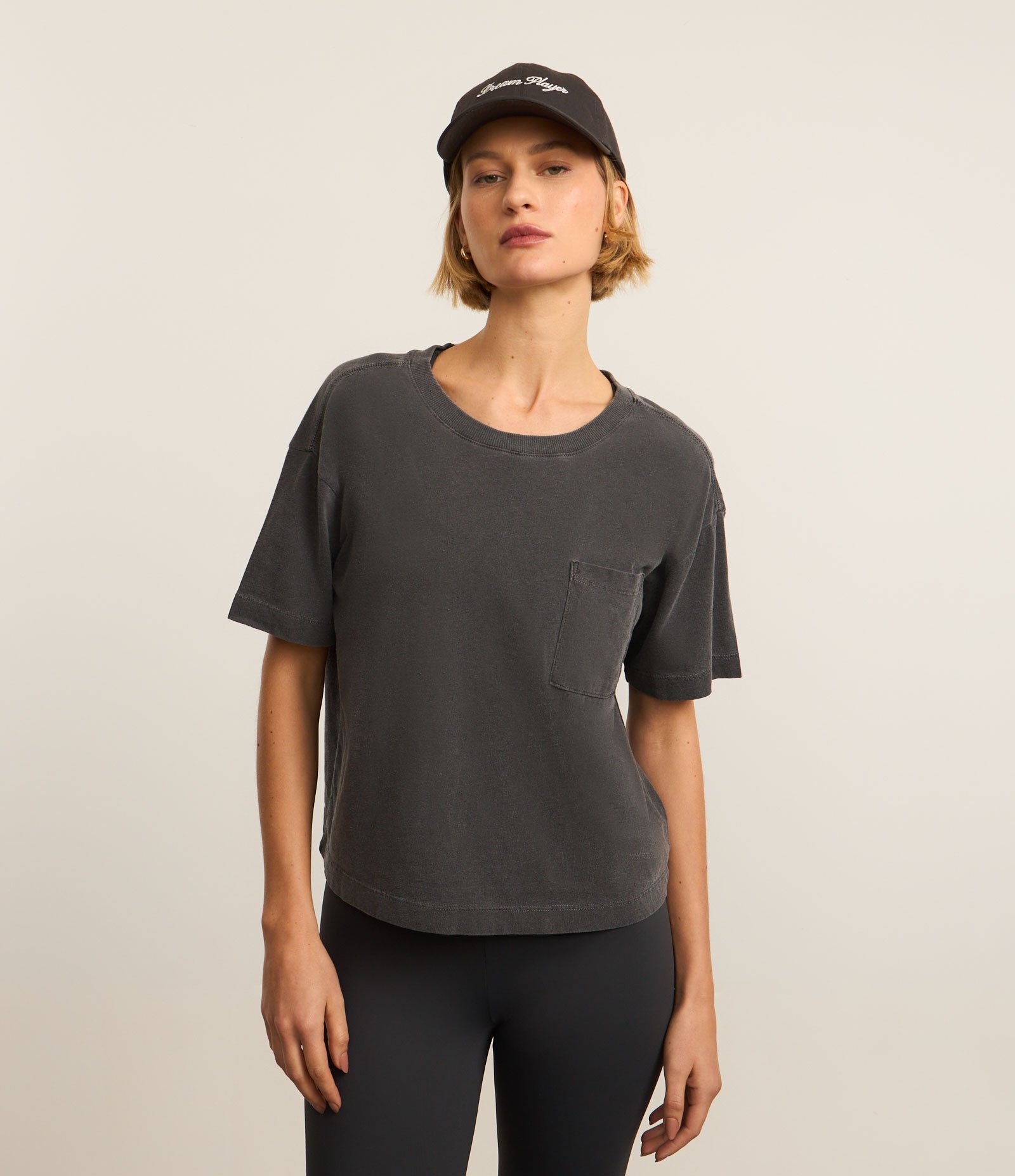 Camiseta Boxy Cropped Esportiva em Algodão Estonado com Bolsinho Cinza 1