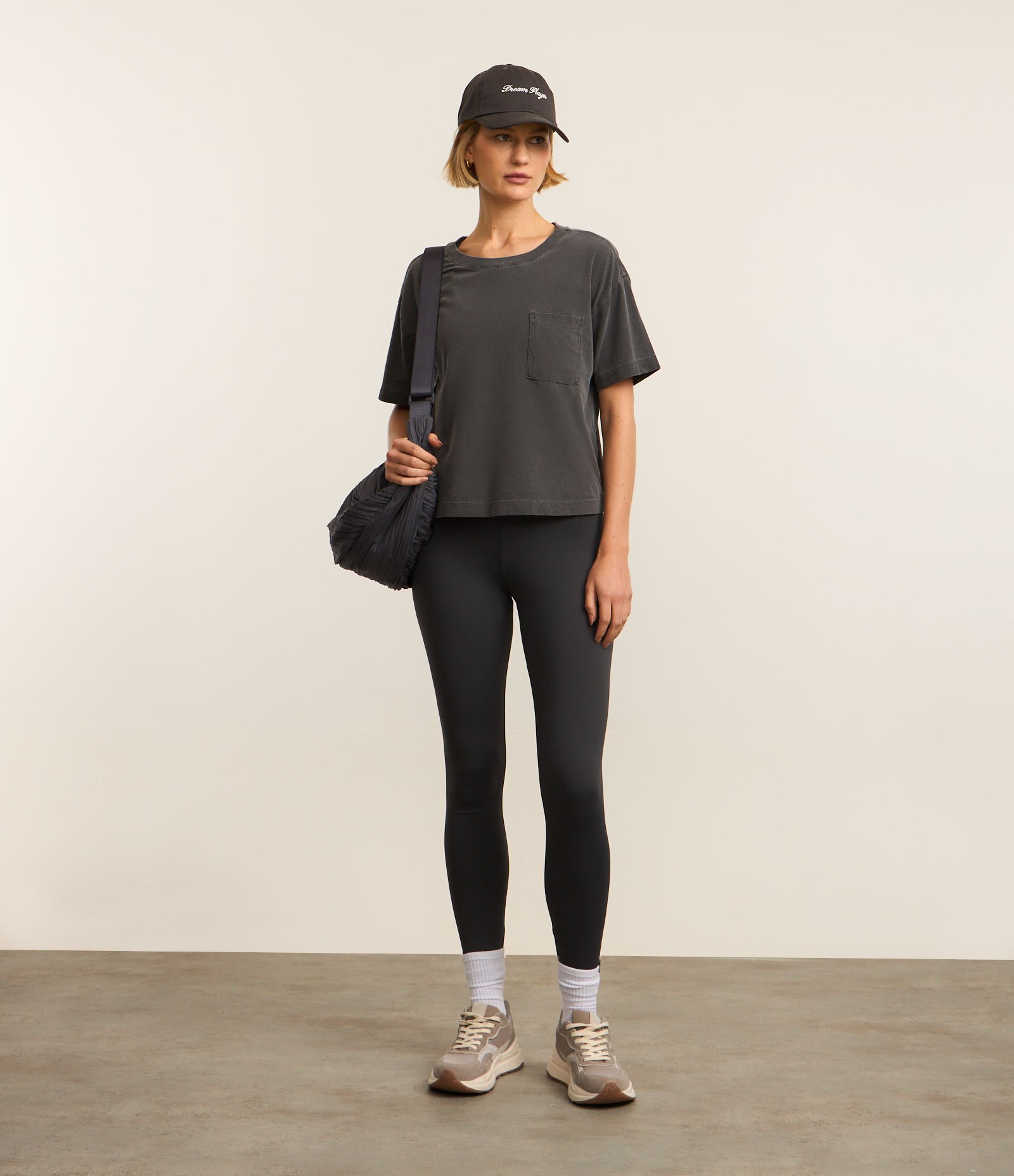 Camiseta Boxy Cropped Esportiva em Algodão Estonado com Bolsinho Cinza 2