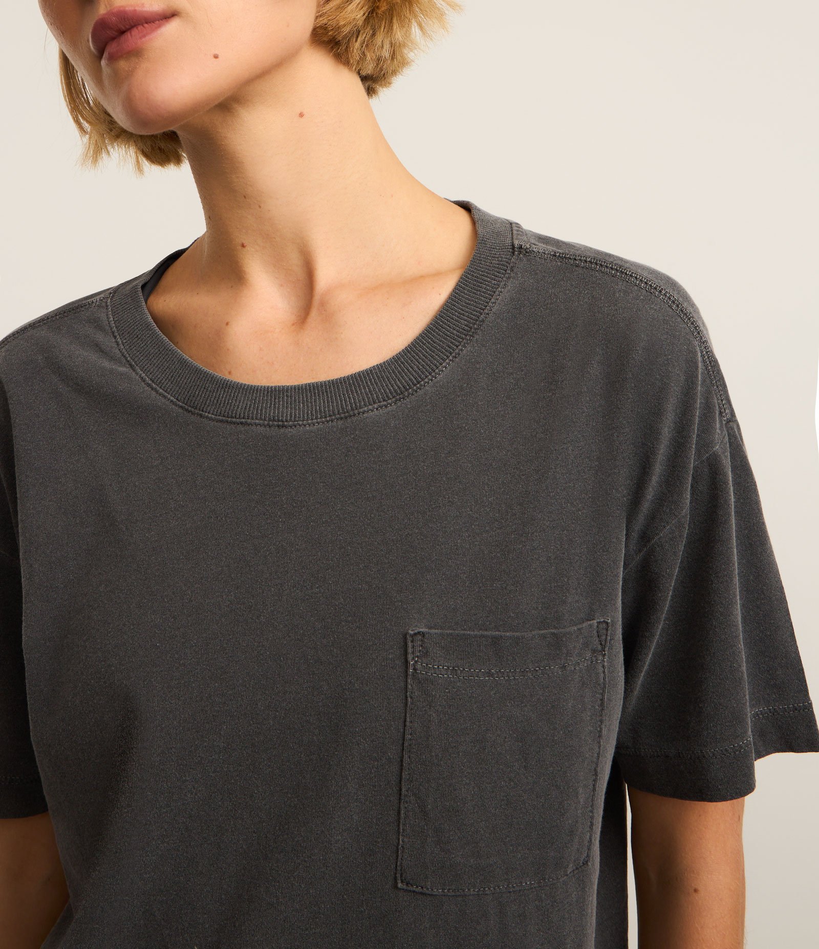 Camiseta Boxy Cropped Esportiva em Algodão Estonado com Bolsinho Cinza 3