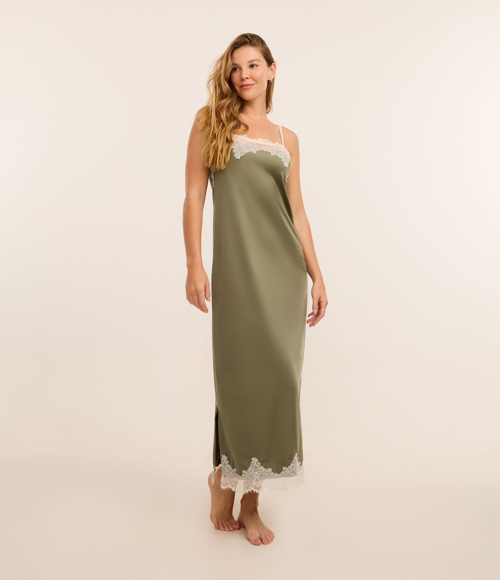 Camisola Longa em Microfibra com Detalhes em Renda Verde 2