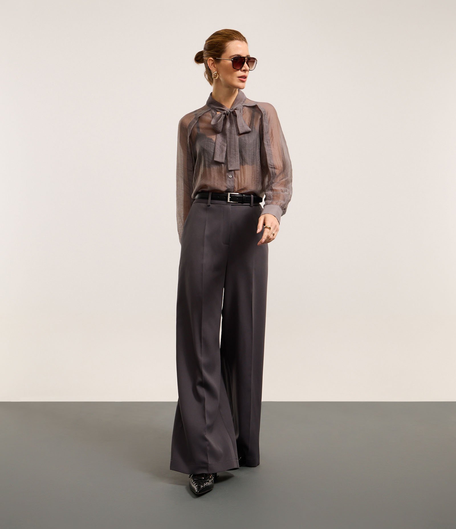 Calça Alfaiatada com Bolsos e Frisos 5