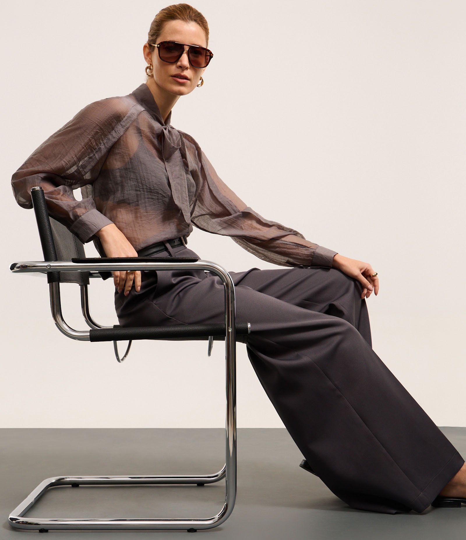 Calça Alfaiatada com Bolsos e Frisos 6