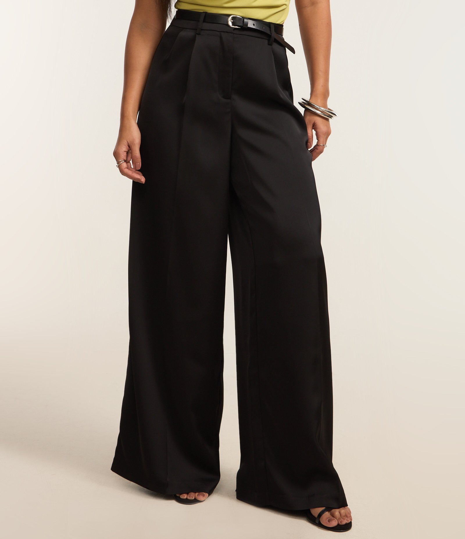 Calça Pantalona em Alfaiataria com Cinto e Pregas Frontais Preto 3