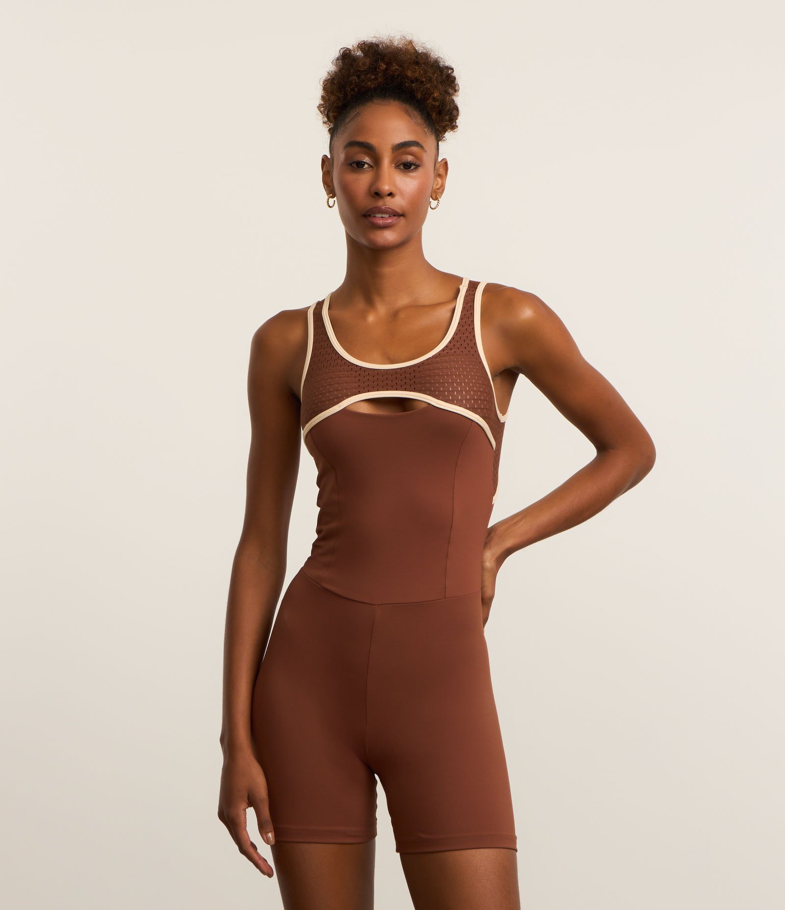 Macaquinho Esportivo em Microfibra com Pala Furadinha e Viés Contrastante Marrom 2