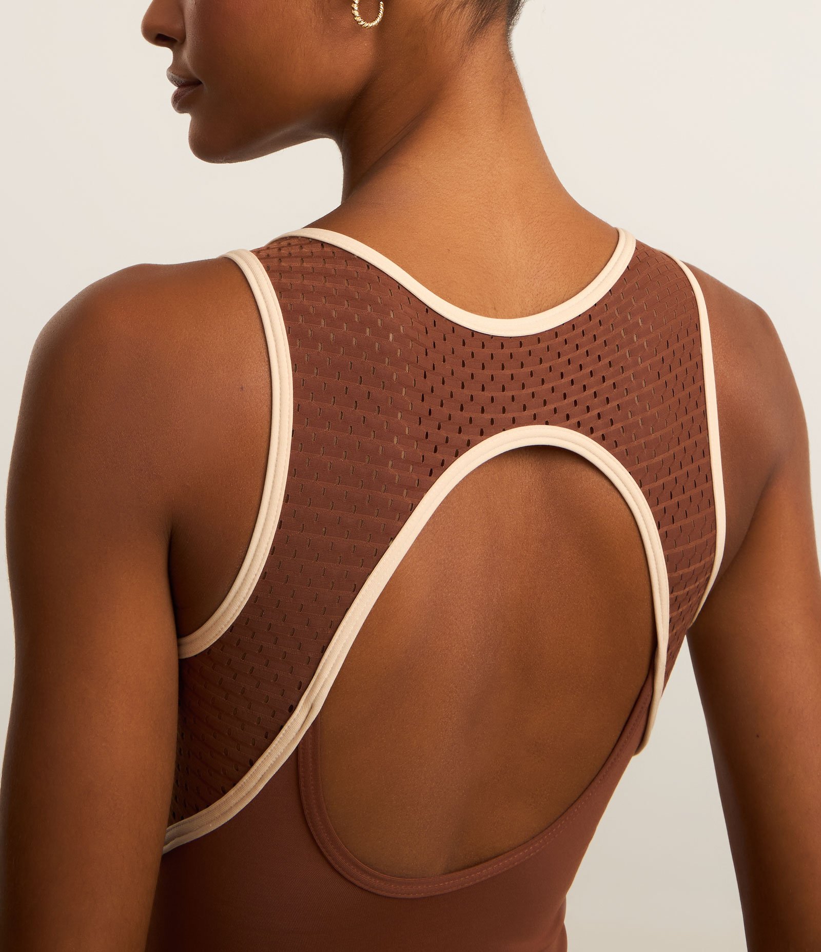 Macaquinho Esportivo em Microfibra com Pala Furadinha e Viés Contrastante Marrom 3