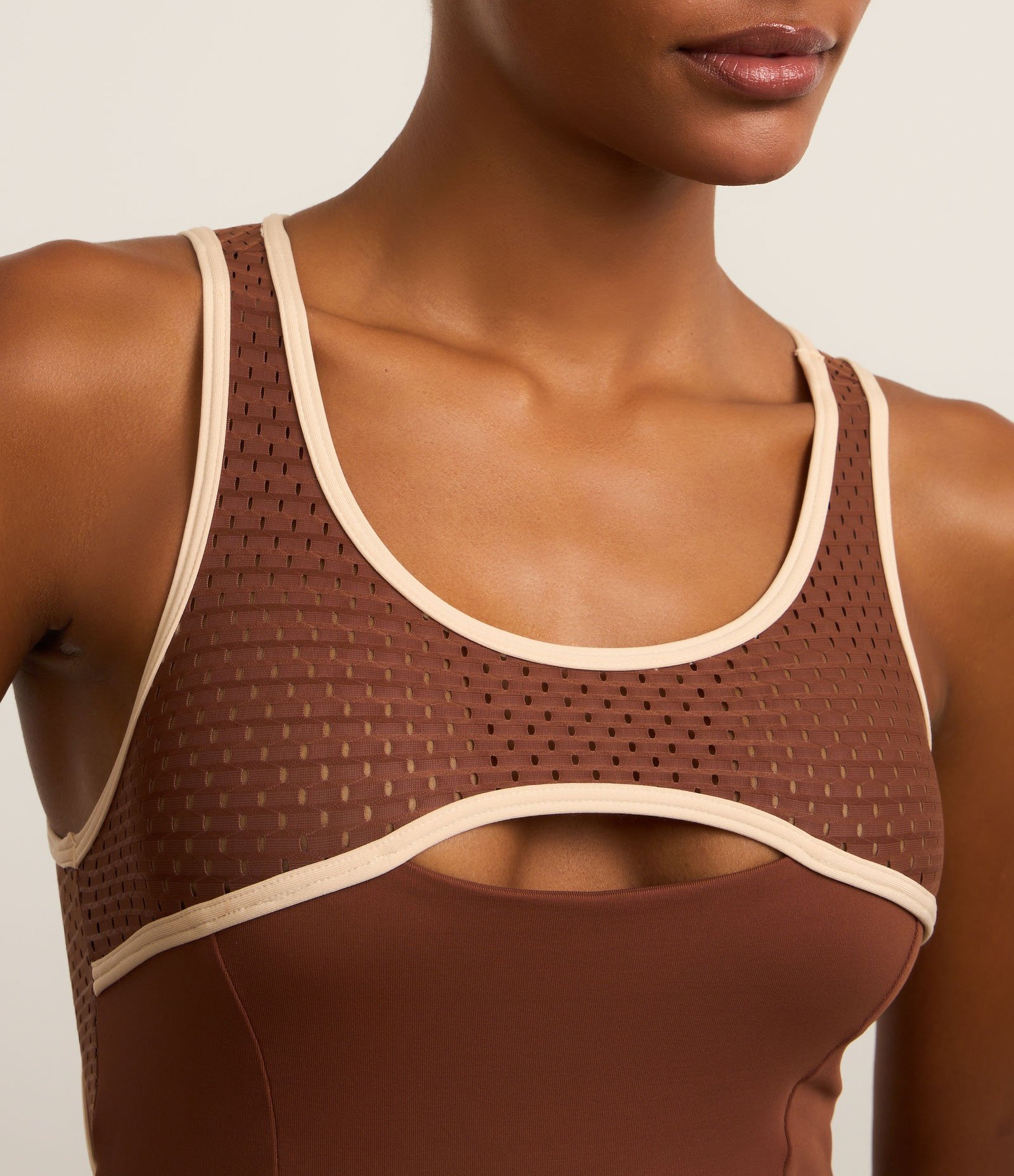 Macaquinho Esportivo em Microfibra com Pala Furadinha e Viés Contrastante Marrom 4