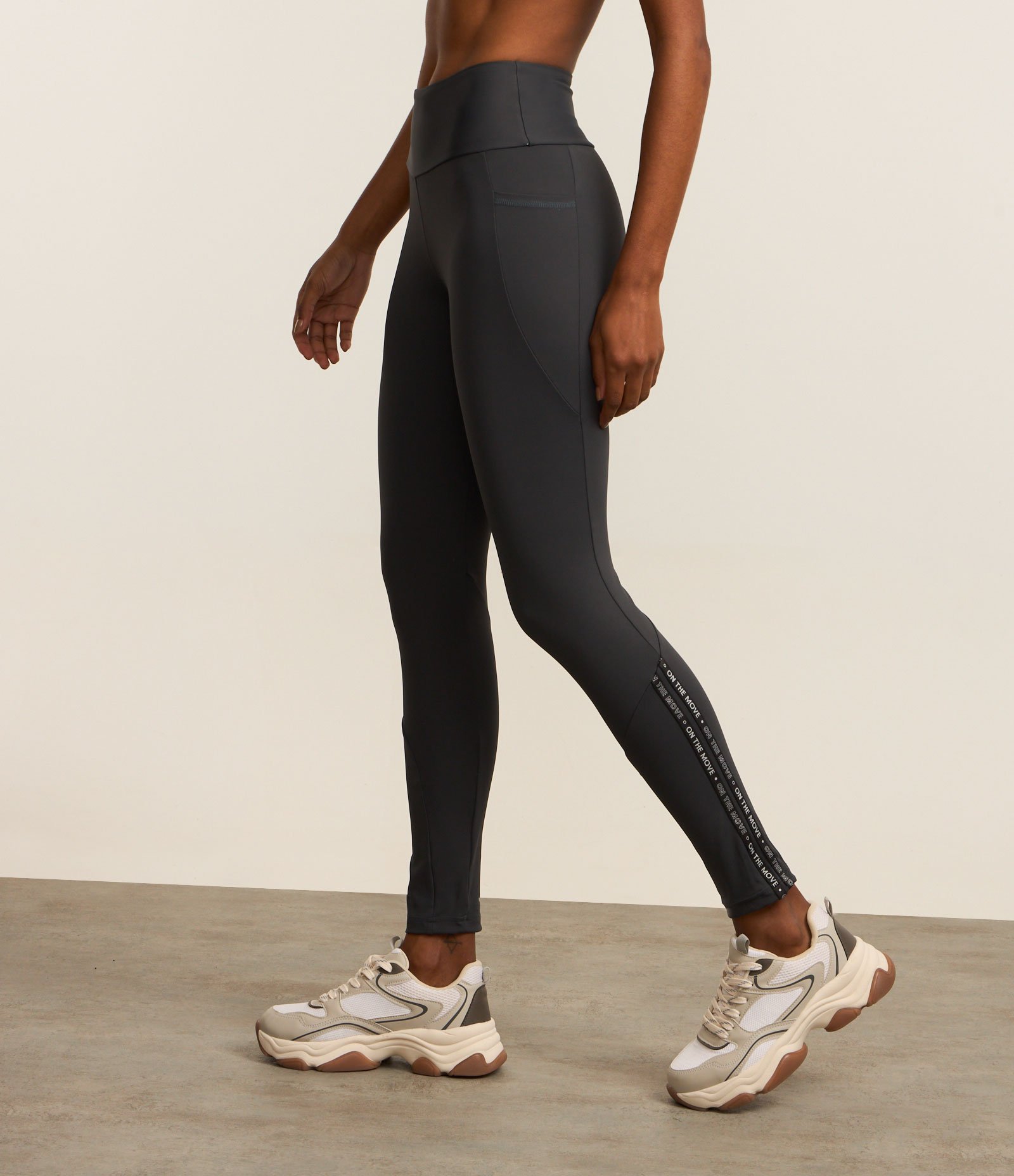 Calca Legging Esportiva em Microfibra com Bolsos Cinza 2