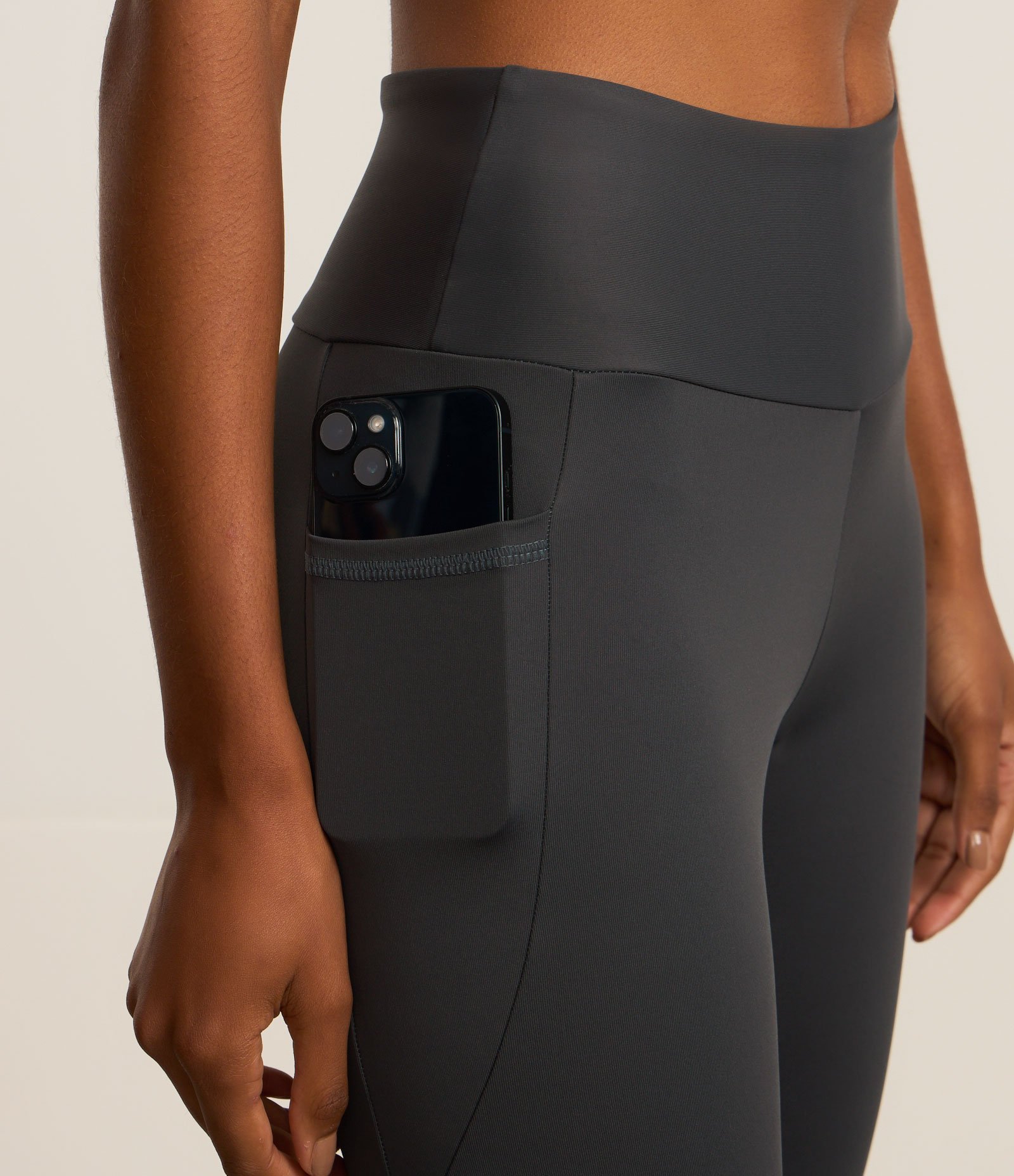 Calca Legging Esportiva em Microfibra com Bolsos Cinza 4