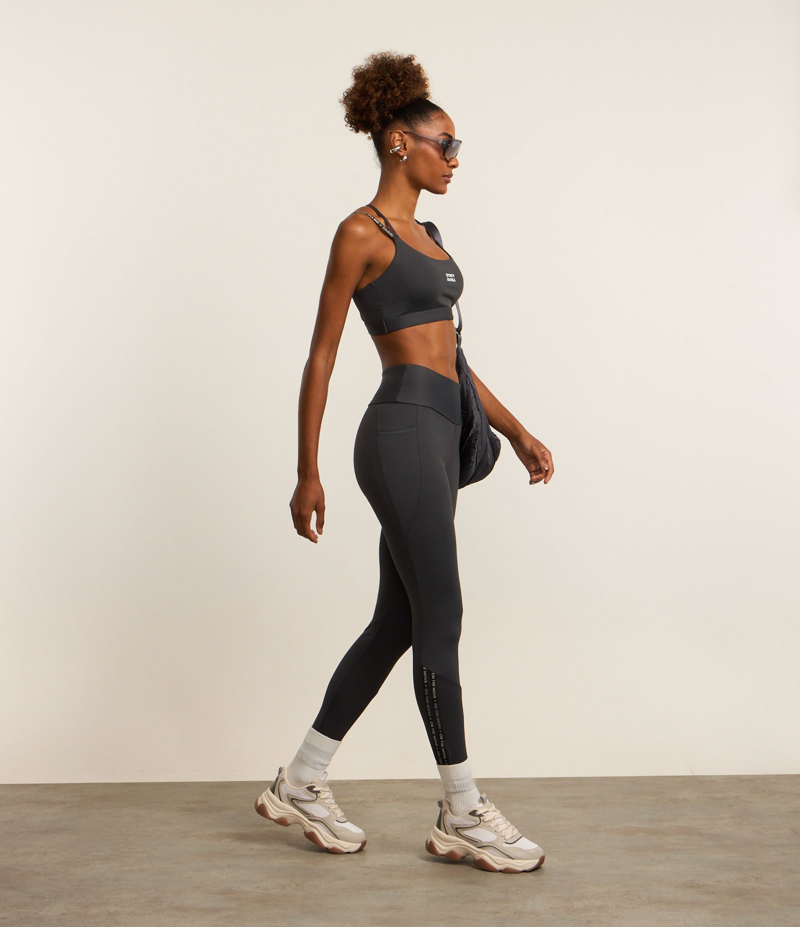 Calca Legging Esportiva em Microfibra com Bolsos Cinza 5