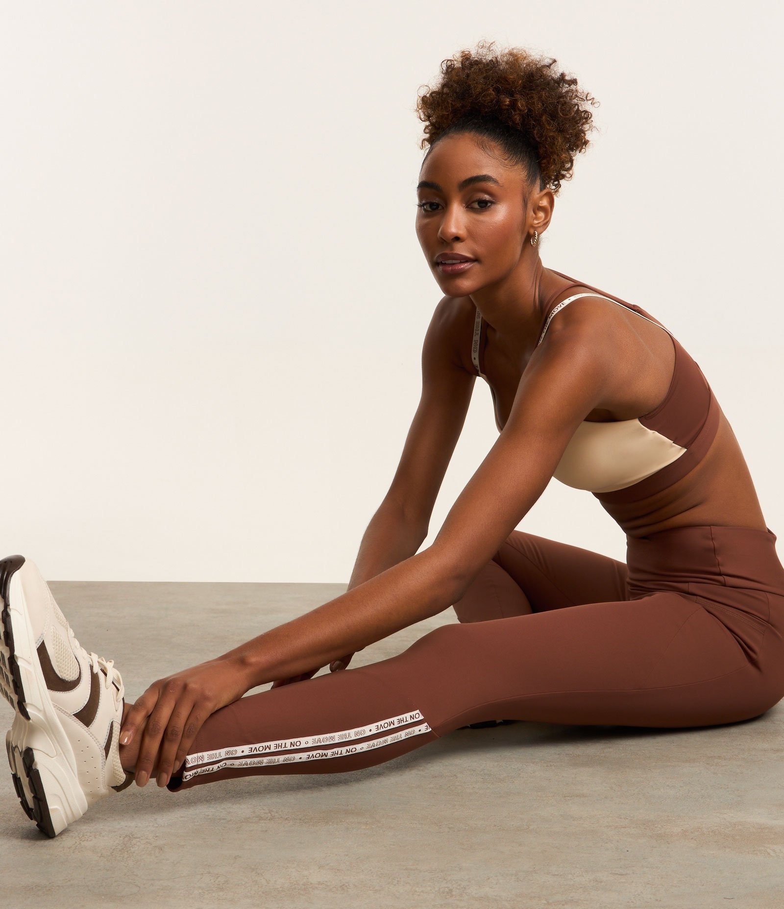 Calca Legging Esportiva em Microfibra com Bolsos Marrom 1