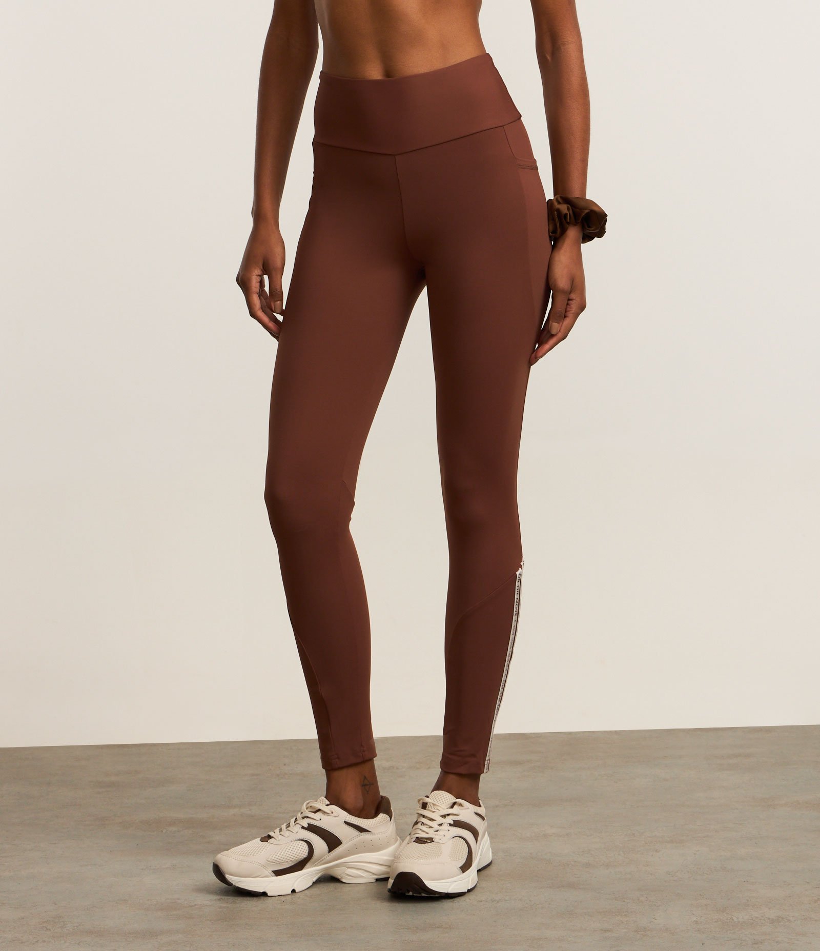 Calca Legging Esportiva em Microfibra com Bolsos Marrom 2