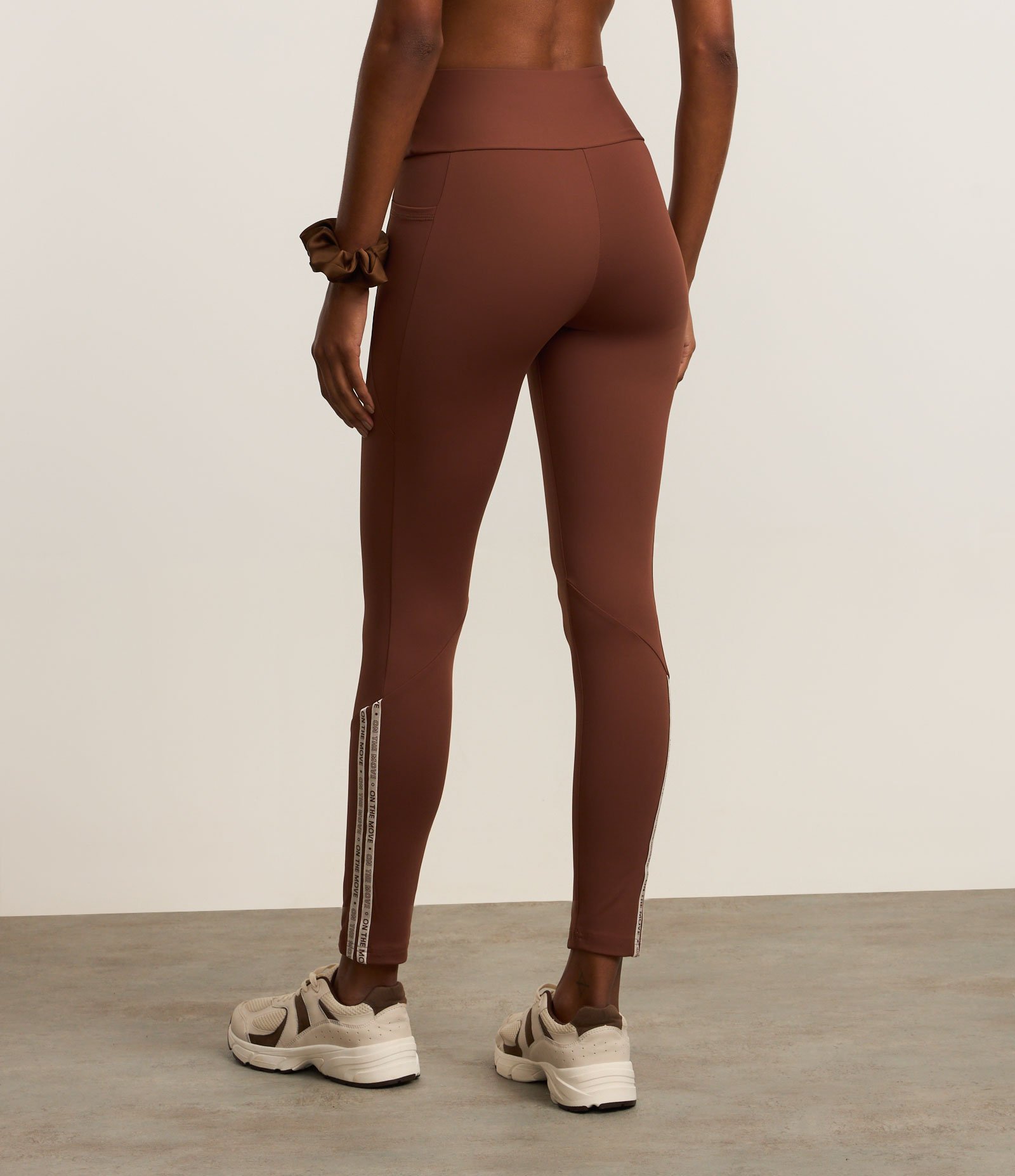 Calca Legging Esportiva em Microfibra com Bolsos Marrom 3