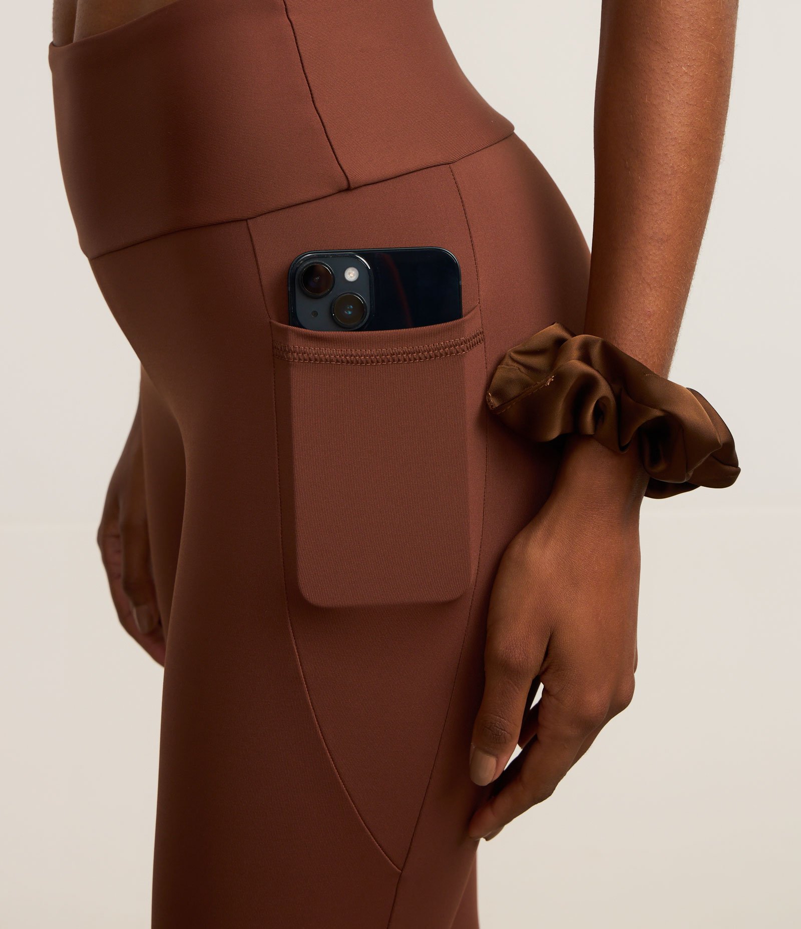 Calca Legging Esportiva em Microfibra com Bolsos Marrom 4