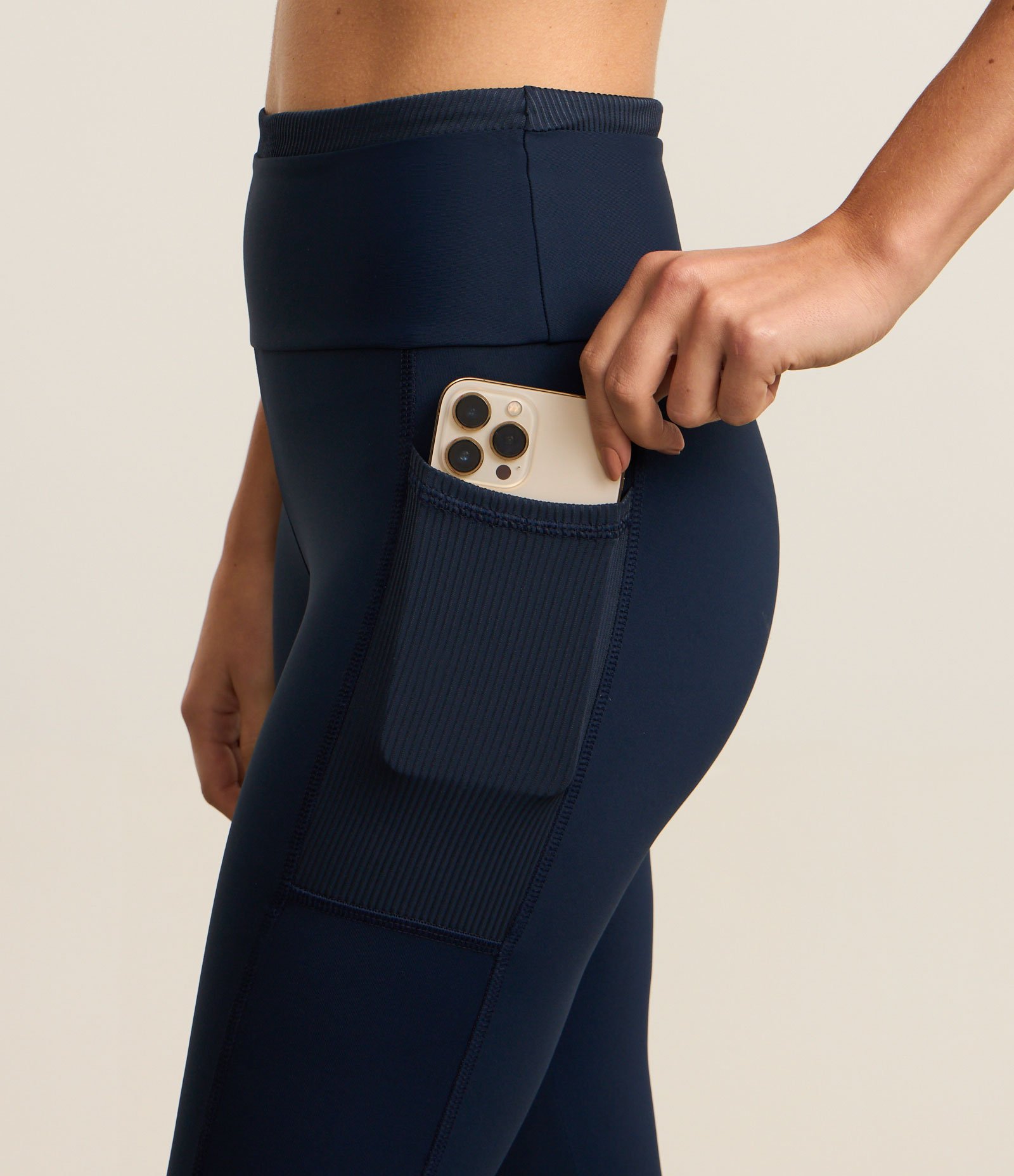 Calça Legging Esportiva em Microfibra com Bolso Azul Marinho 4