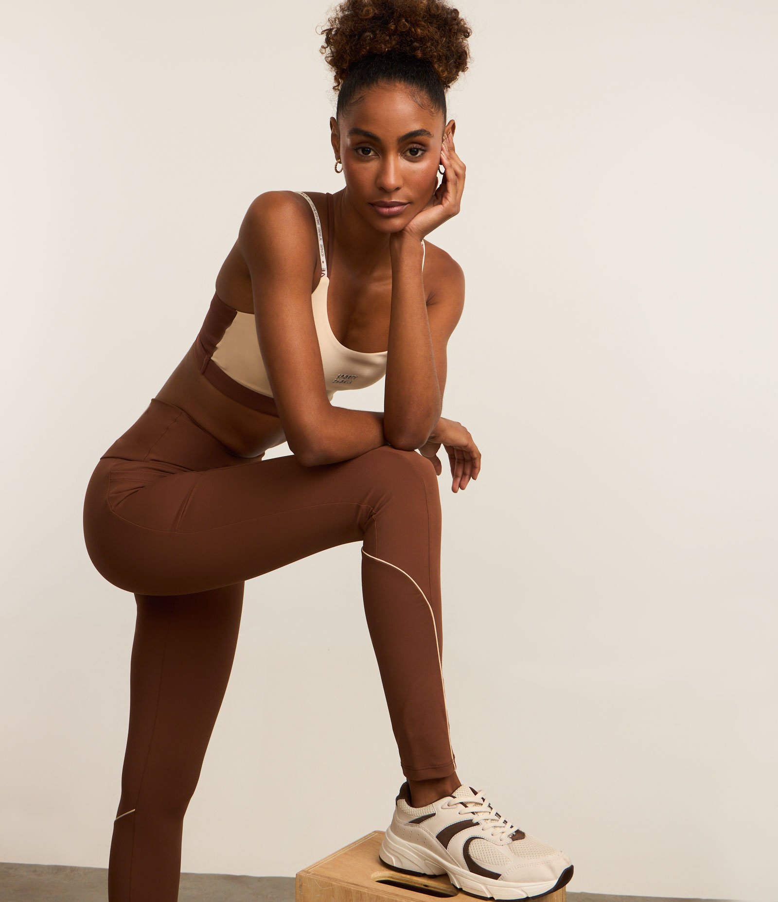 Calça Legging Esportiva em Microfibra Pesada com Cós Alto e Bolsos Laterais Marrom 1