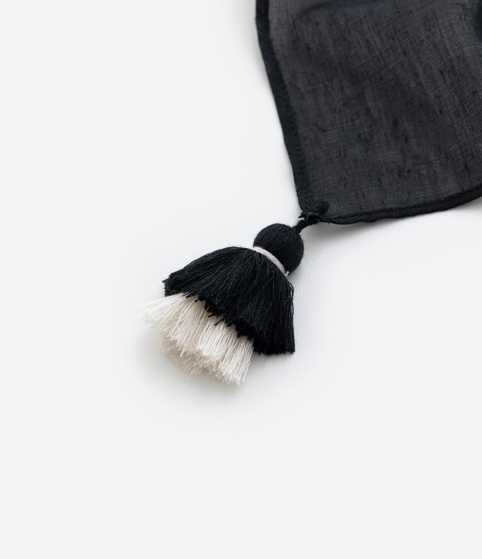 Canga Retangular em Chiffon Poá com Tassel Preto 3