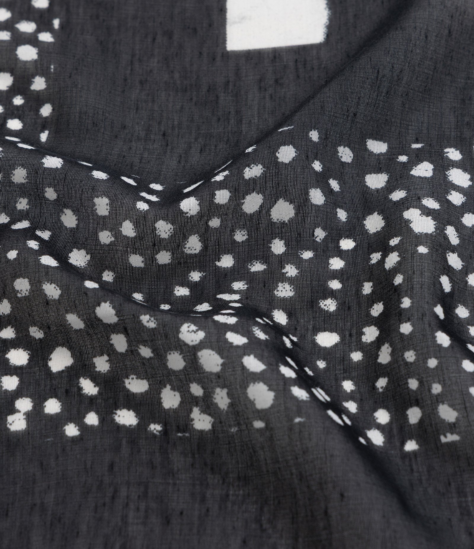 Canga Retangular em Chiffon Poá com Tassel Preto 4