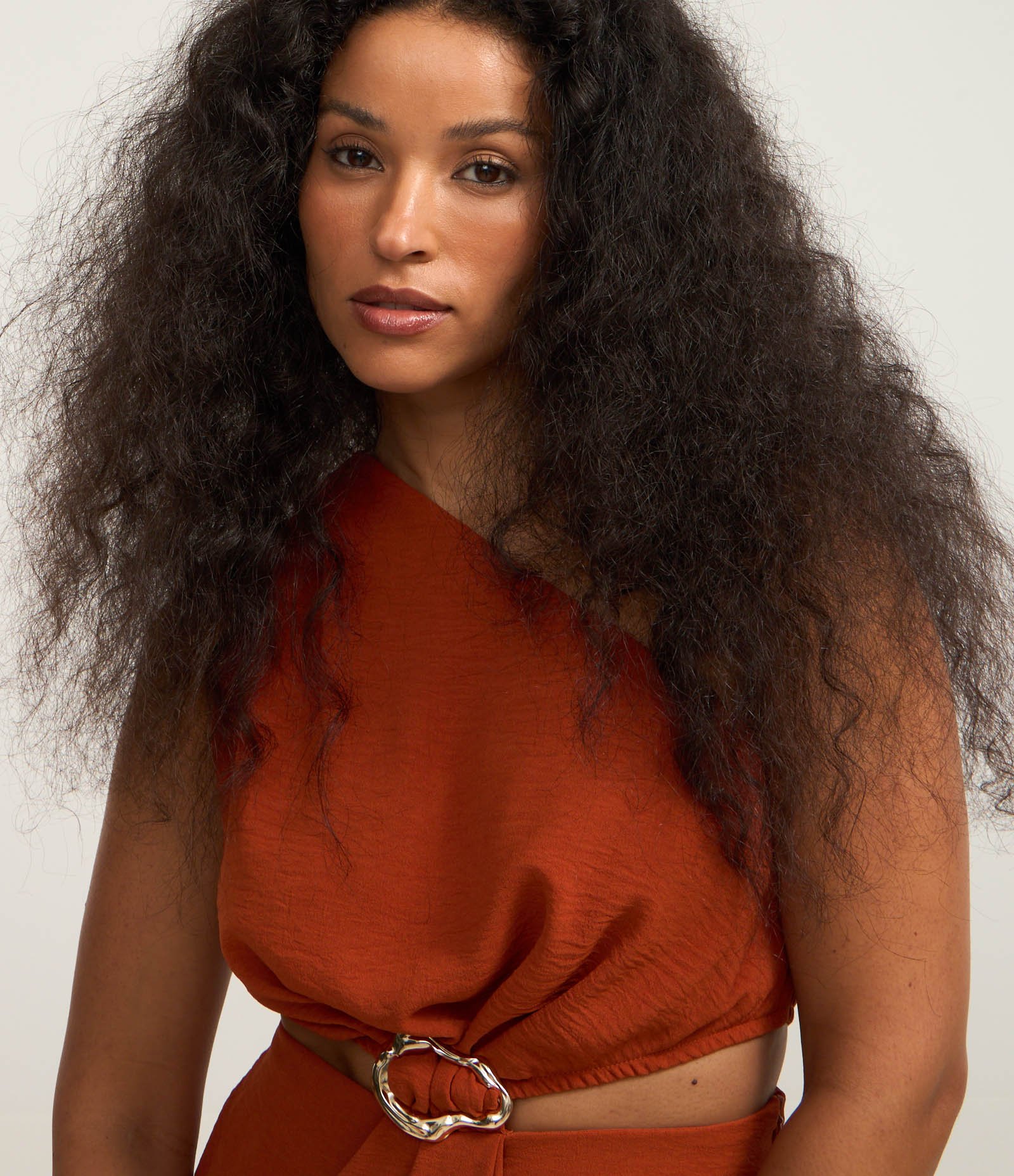 Vestido New Midi em Crepe com Ombro Só e Detalhe na Cintura Laranja Terracota 3