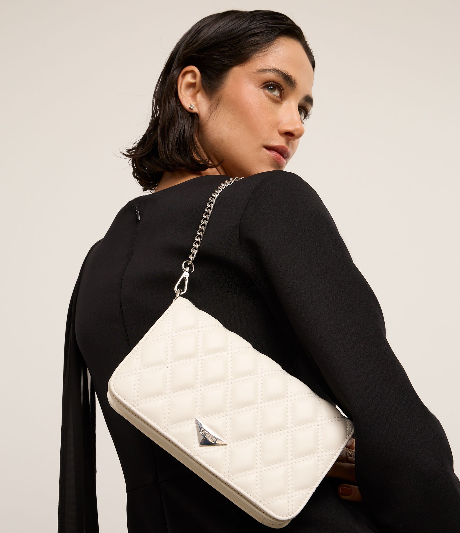 Bolsa Transversal Pequena com Textura Matelassê e Alça Corrente Off White 10