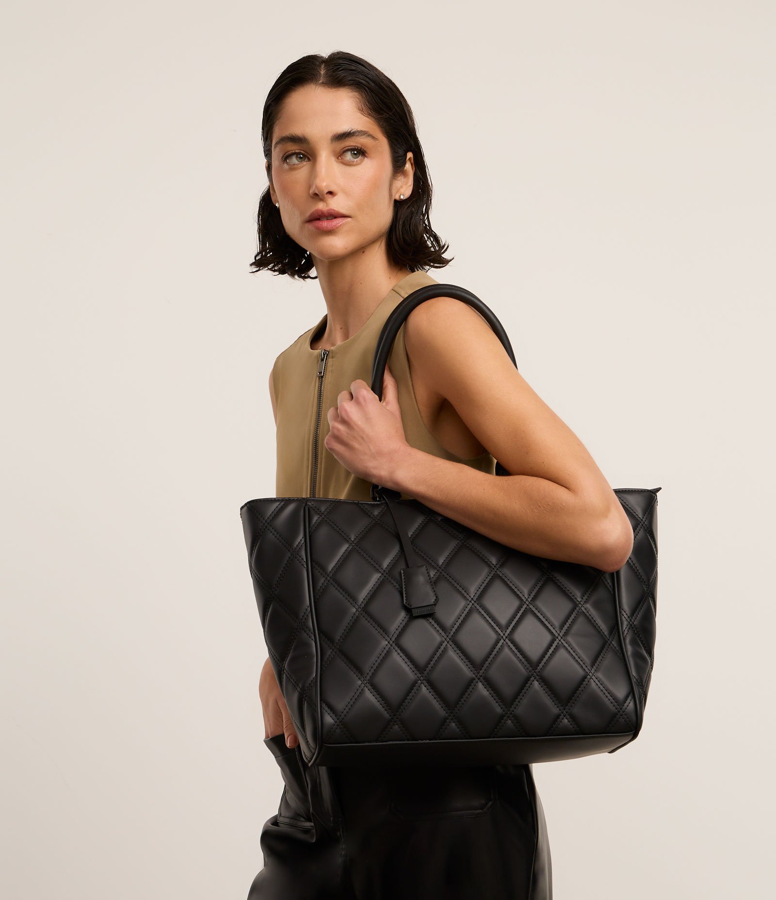 Bolsa Shopper Grande com Textura Matelassê e Tassel Preto 8