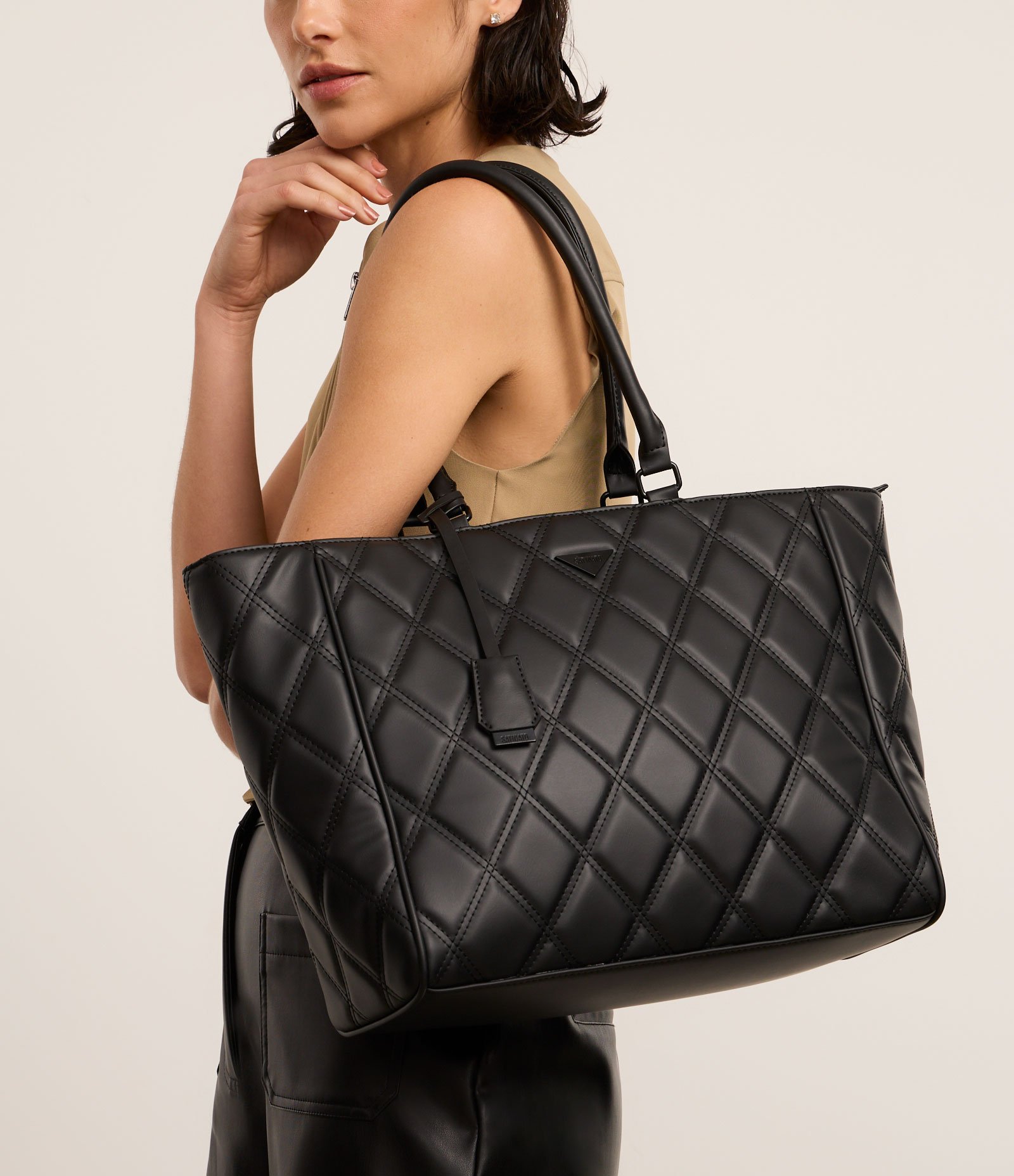 Bolsa Shopper Grande com Textura Matelassê e Tassel Preto 1