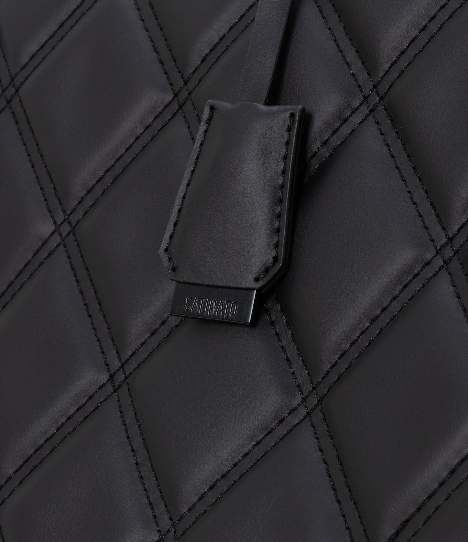 Bolsa Shopper Grande com Textura Matelassê e Tassel Preto 6