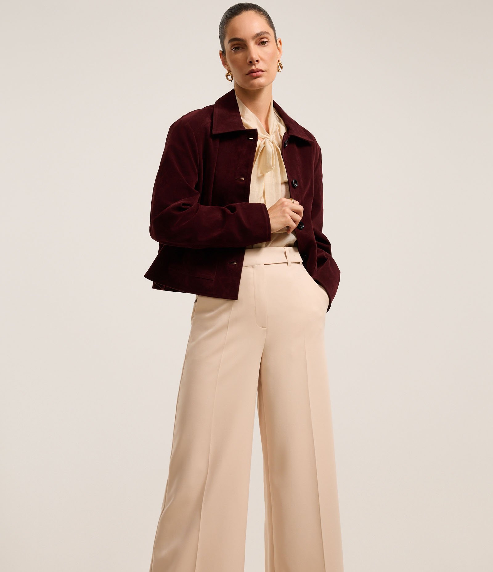 Calça Alfaiatada com Bolsos e Frisos Bege 2