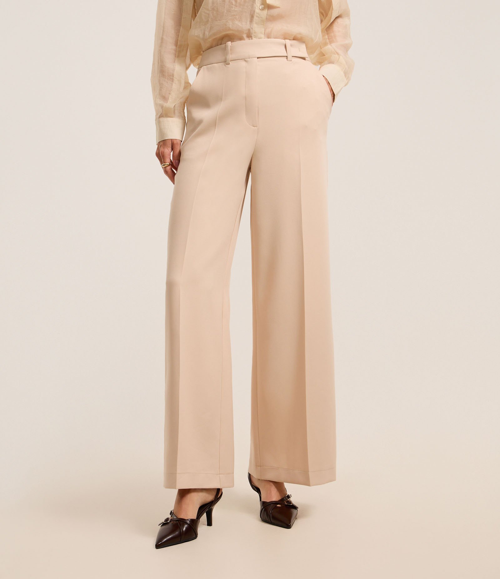 Calça Alfaiatada com Bolsos e Frisos Bege 3