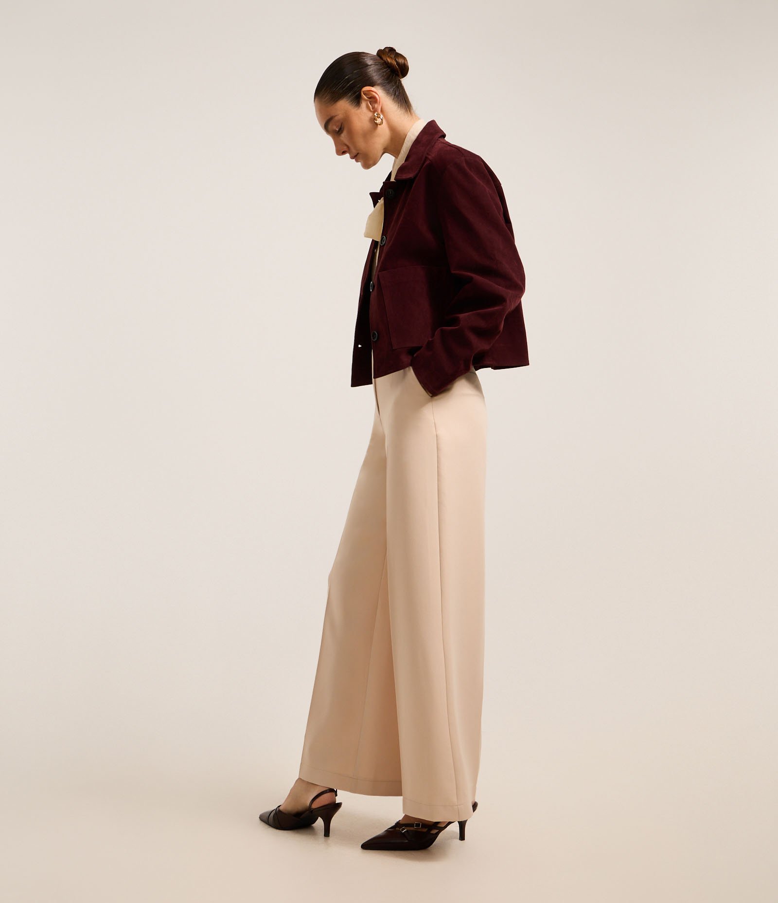 Calça Alfaiatada com Bolsos e Frisos Bege 5