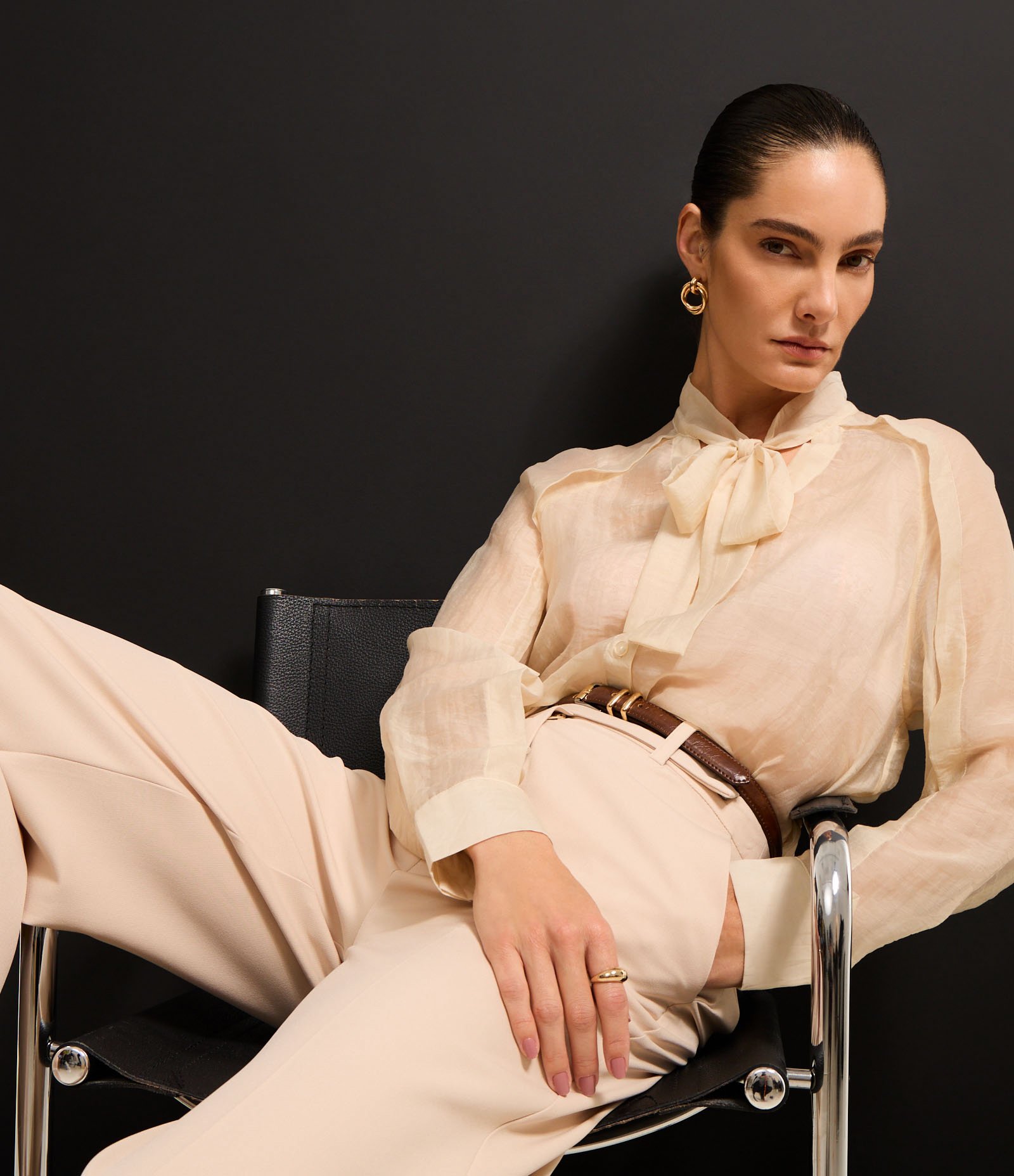 Calça Alfaiatada com Bolsos e Frisos Bege 6