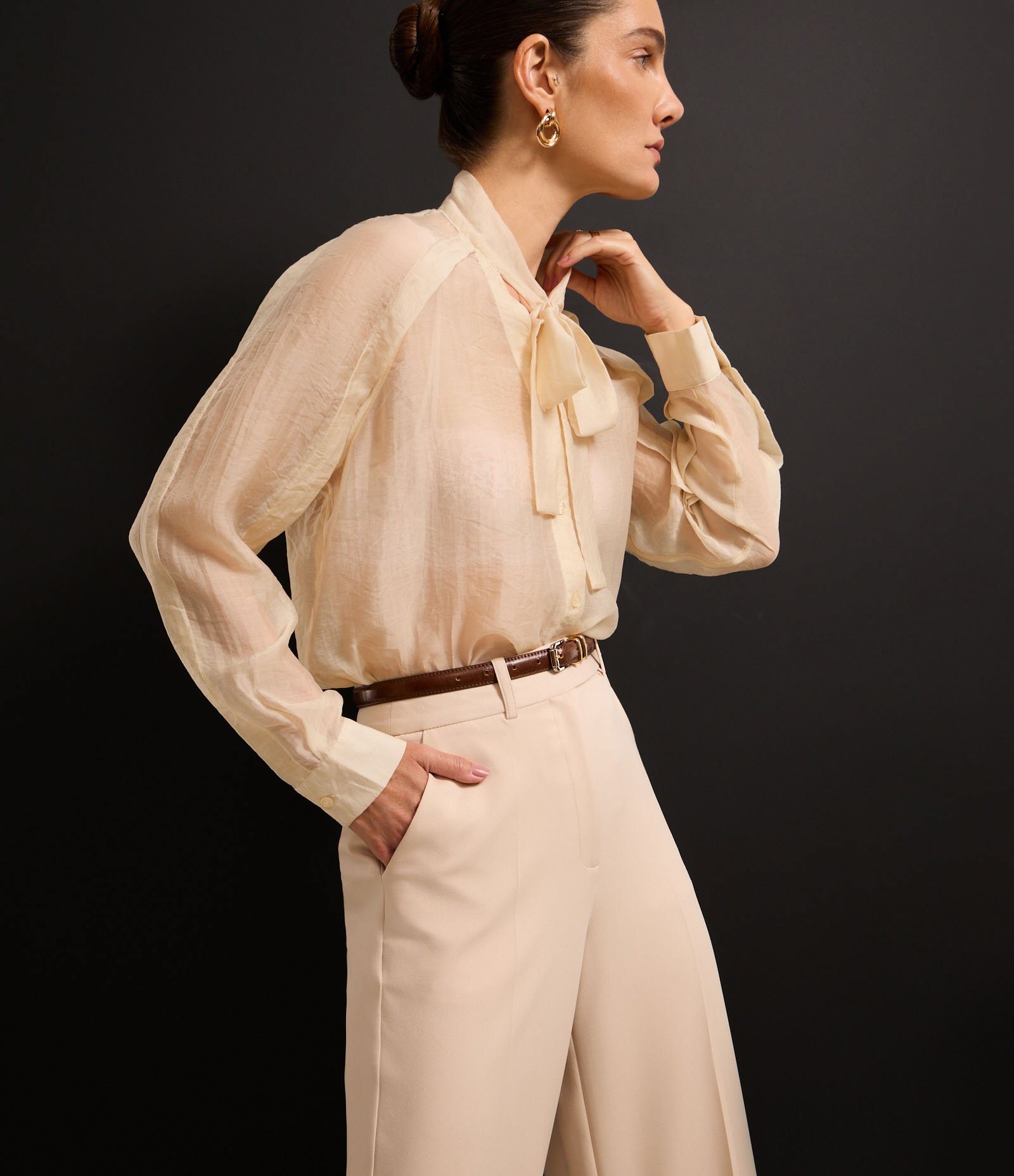 Calça Alfaiatada com Bolsos e Frisos Bege 7