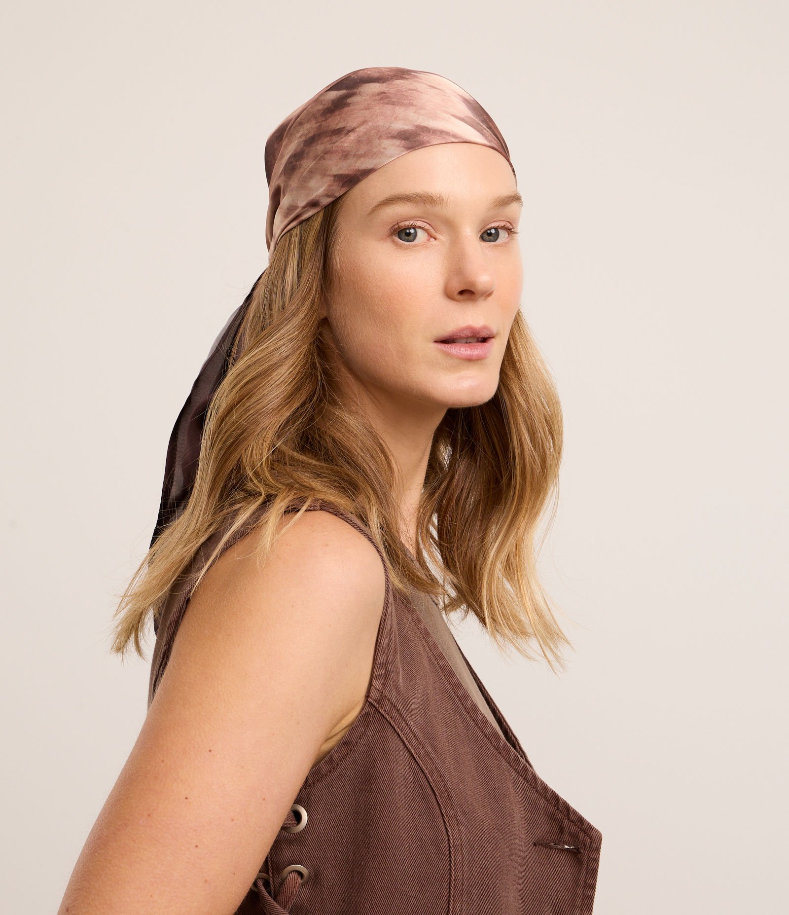 Lenço Retangular em Cetim com Estampa Animal Print Cobra Marrom 5