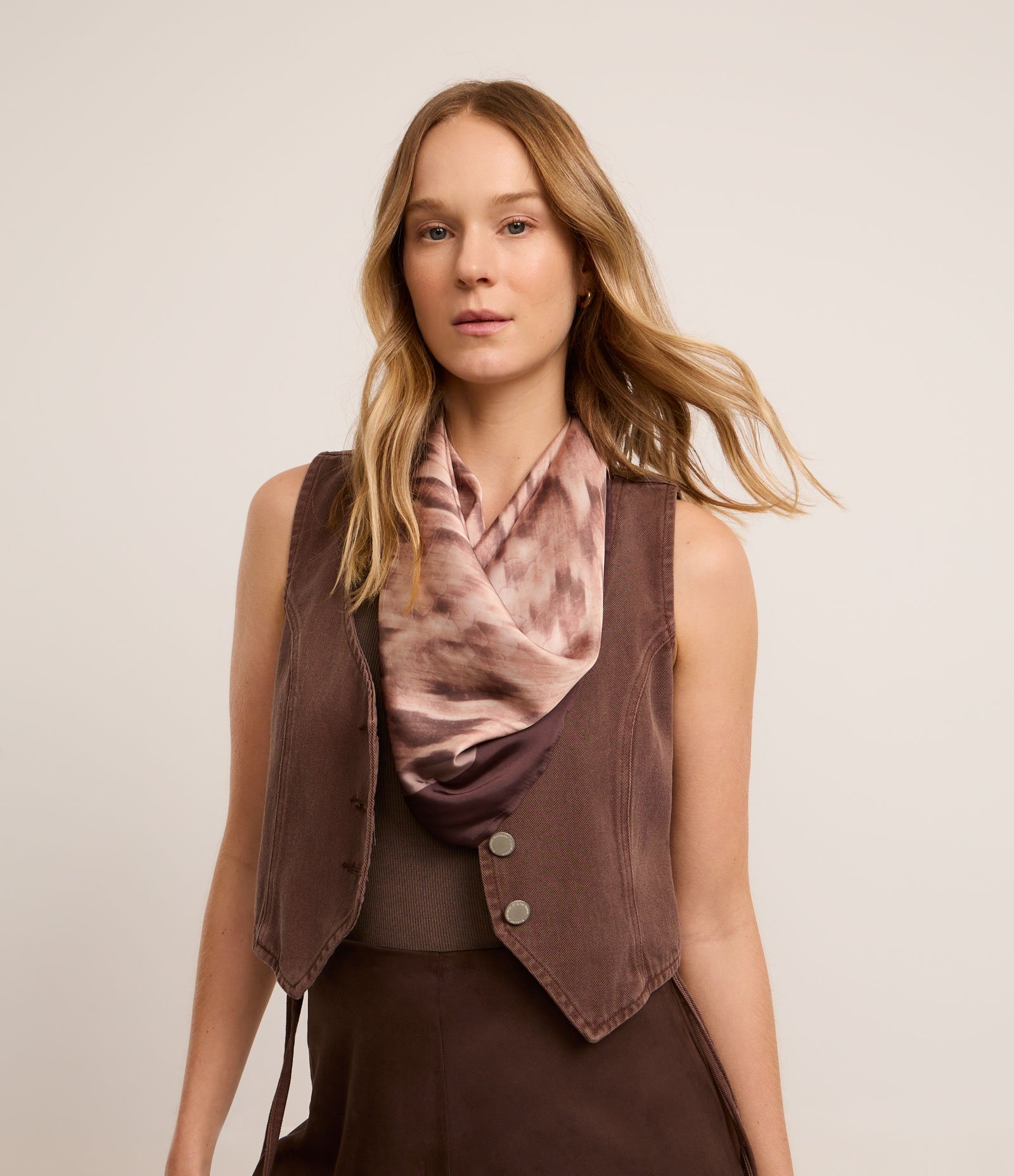 Lenço Retangular em Cetim com Estampa Animal Print Cobra Marrom 7