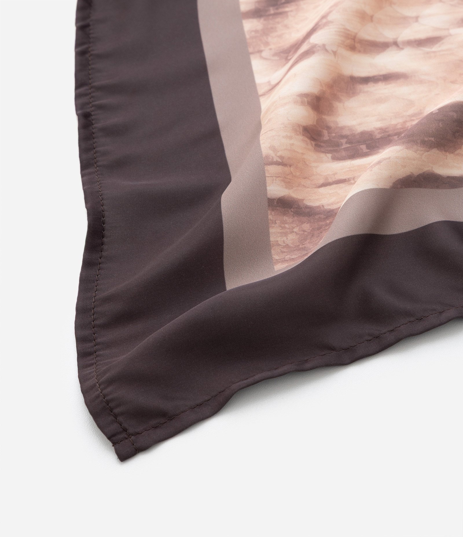 Lenço Retangular em Cetim com Estampa Animal Print Cobra Marrom 4